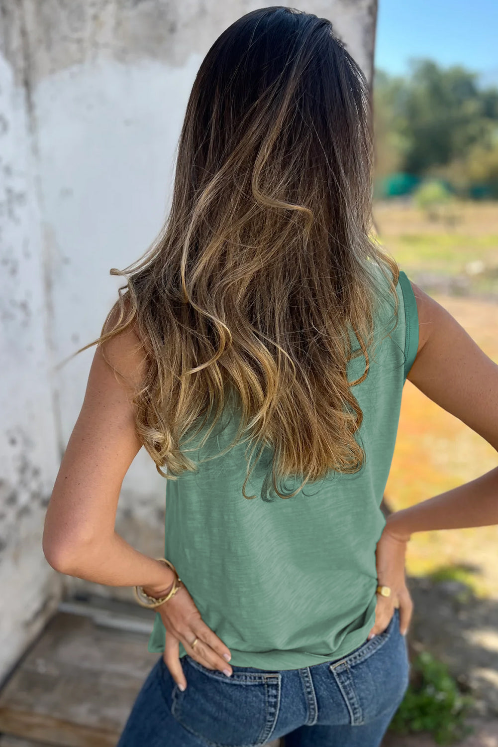 Camiseta sin mangas con cuello redondo y bordes brillantes metalizados en azul pavo real