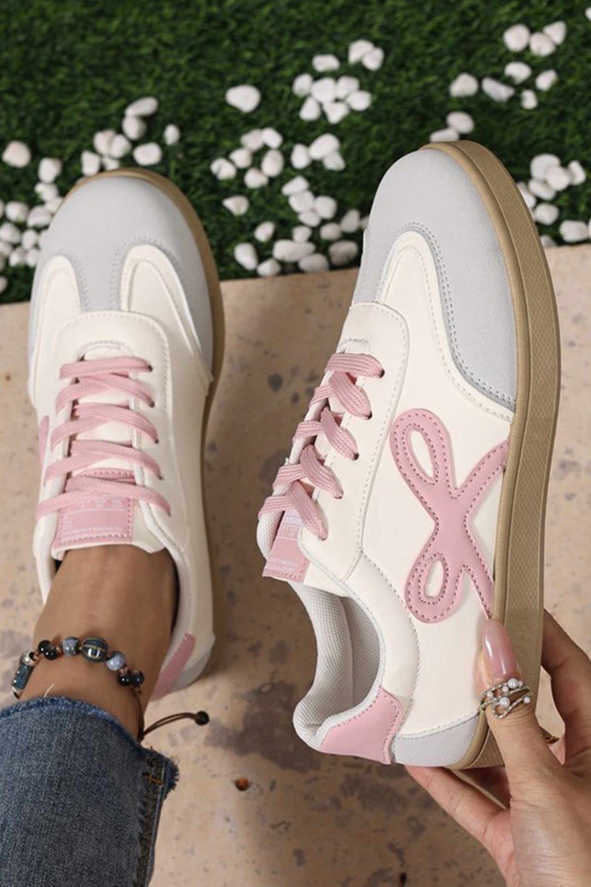 Zapatillas de piel sintética con bloques de color y parche de lazo rosa