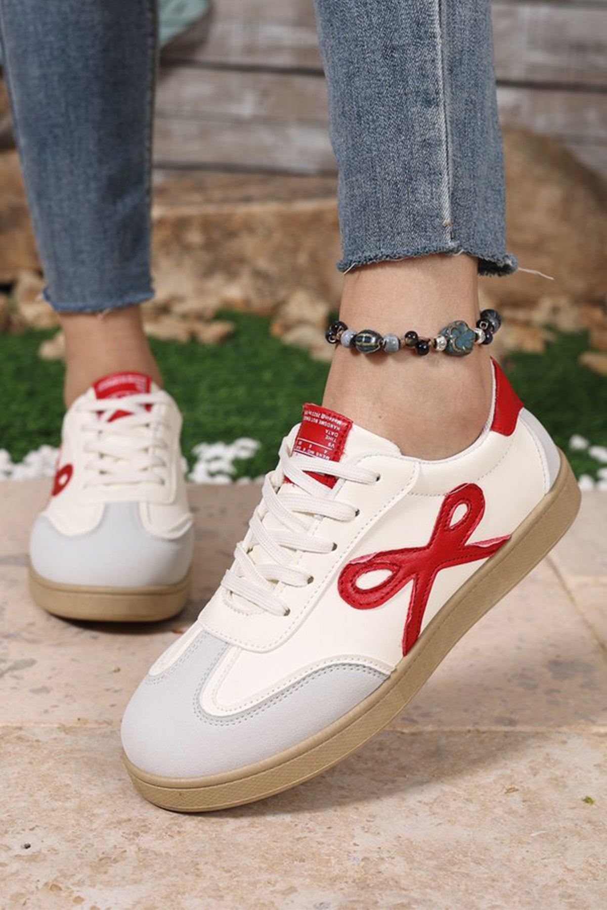 Zapatillas de piel sintética con bloques de color y parche de lazo rosa