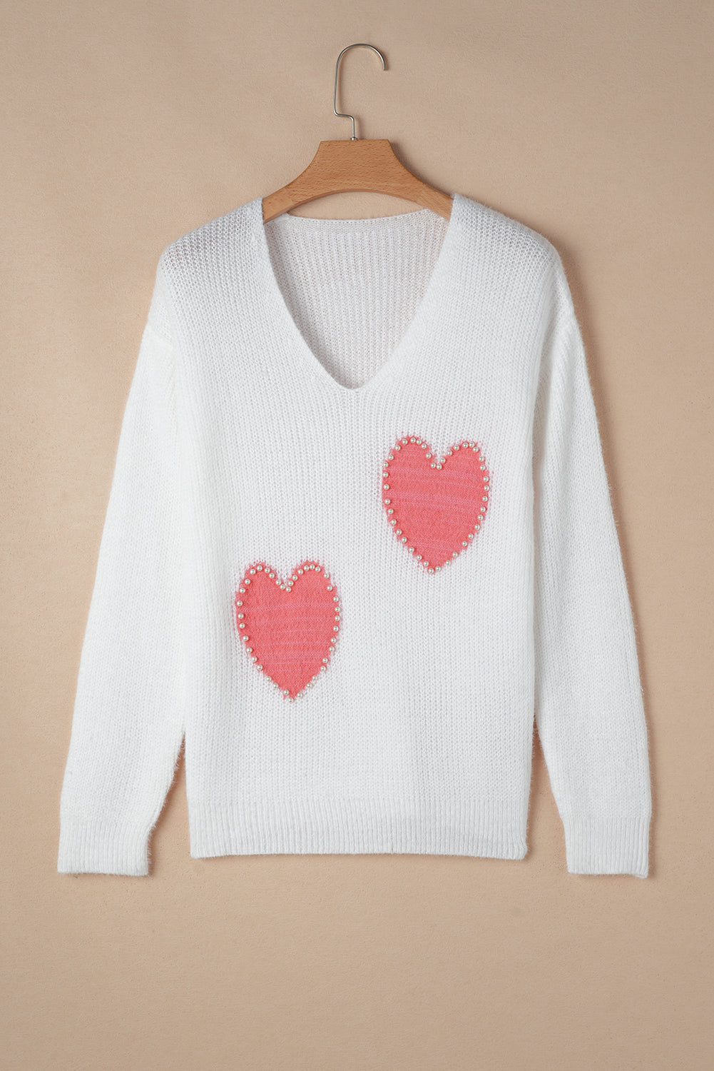 Suéter peludito con cuello en V y diseño de corazón de cuentas de perla blanca