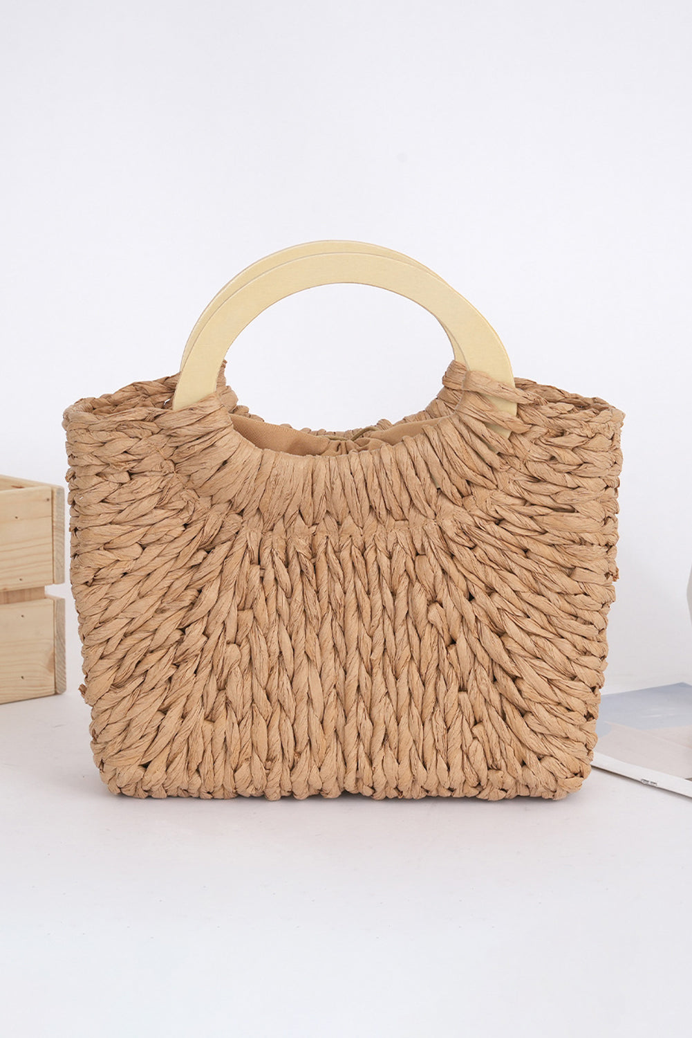 Bolso color camel de estilo retro, tejido en paja y con asa