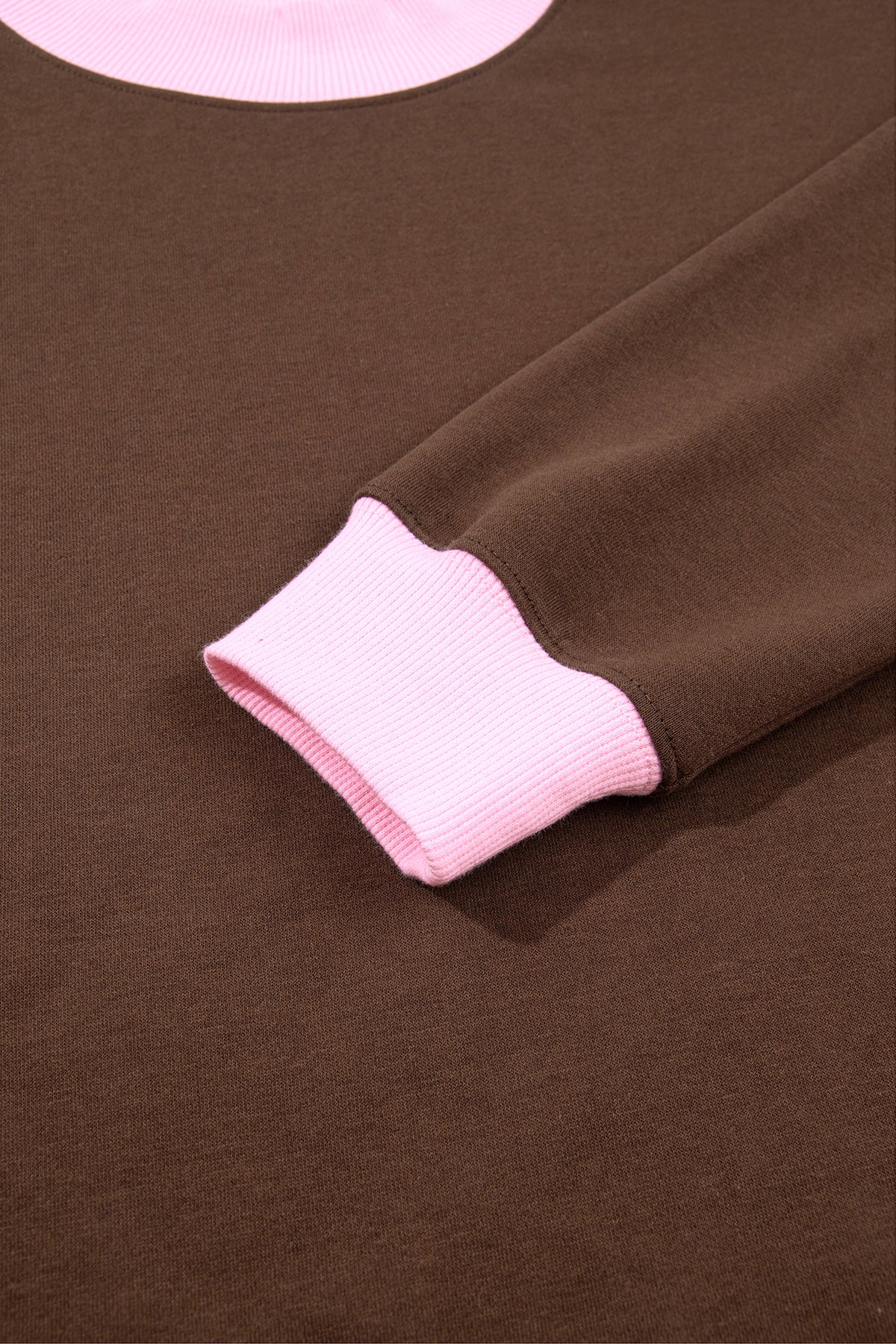 Sudadera de cuello redondo y manga larga en azul sucio con diseño de bloques de color y ribetes