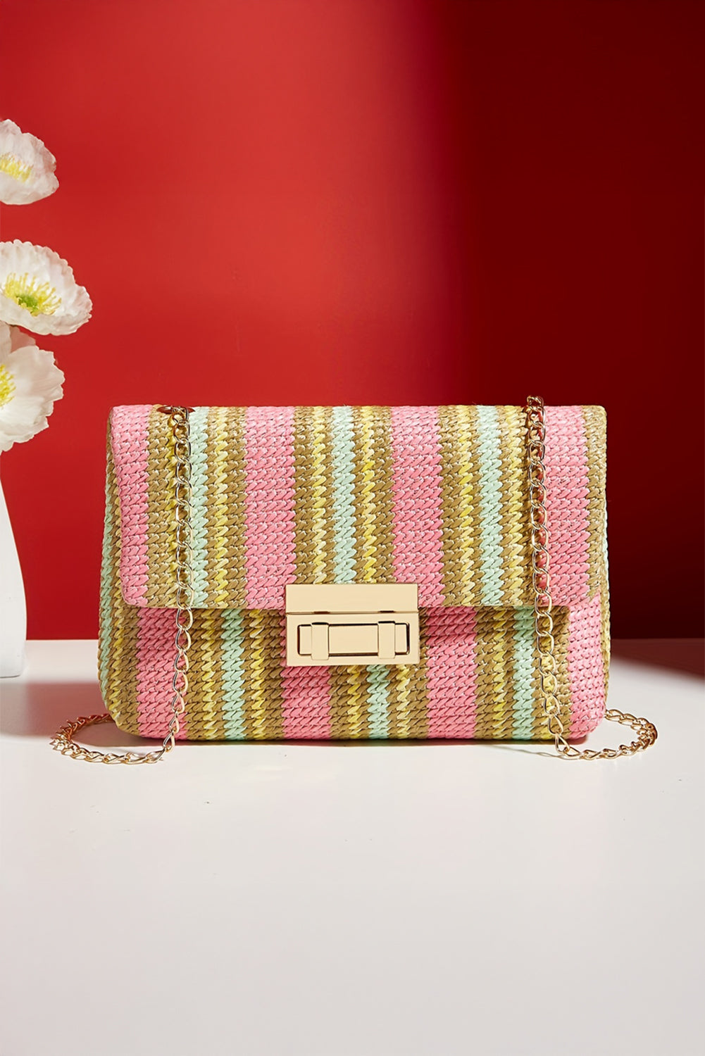 Bolso de hombro tejido a rayas rosas con solapa y correa de cadena