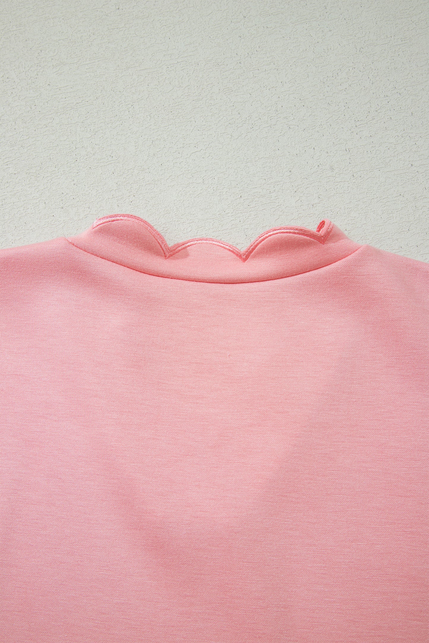 Conjunto de top tipo dolman oversize rosa con cuello en V festoneado y cordón ajustable