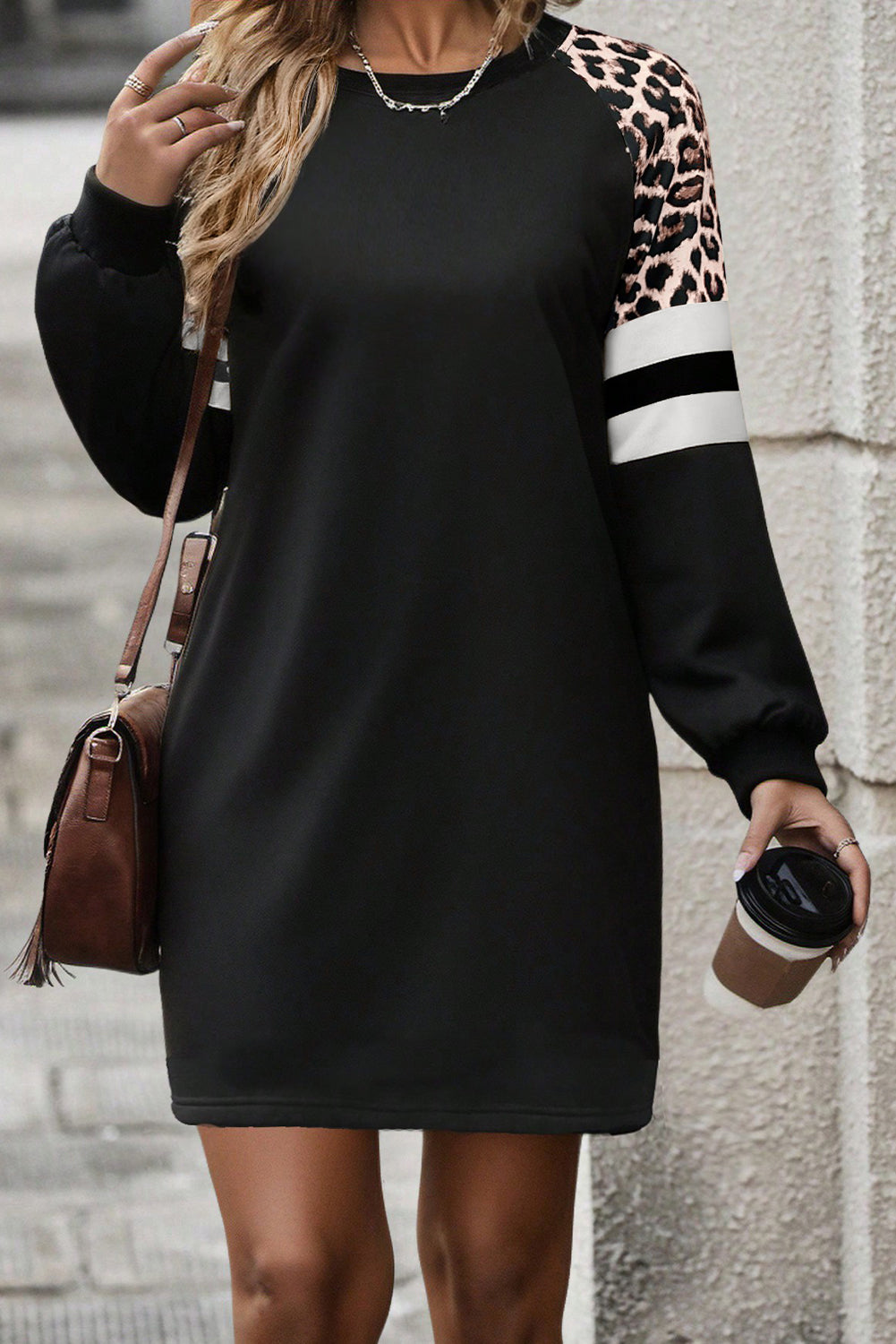 Vestido tipo sudadera estilo universitario con mangas raglán, estampado de leopardo negro y diseño de parches