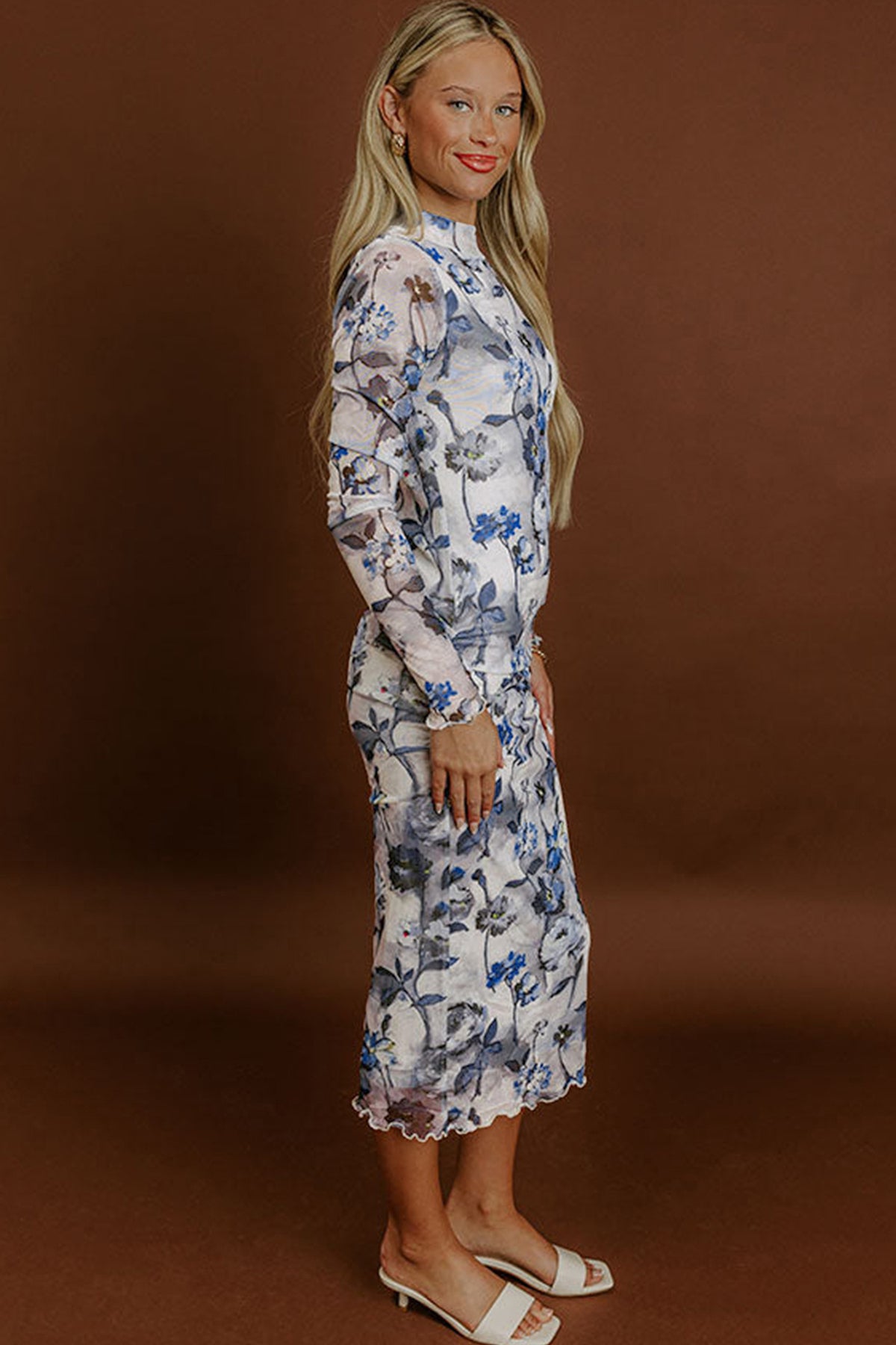 Vestido elegante de corte tubo, manga larga y estampado floral en azul cielo