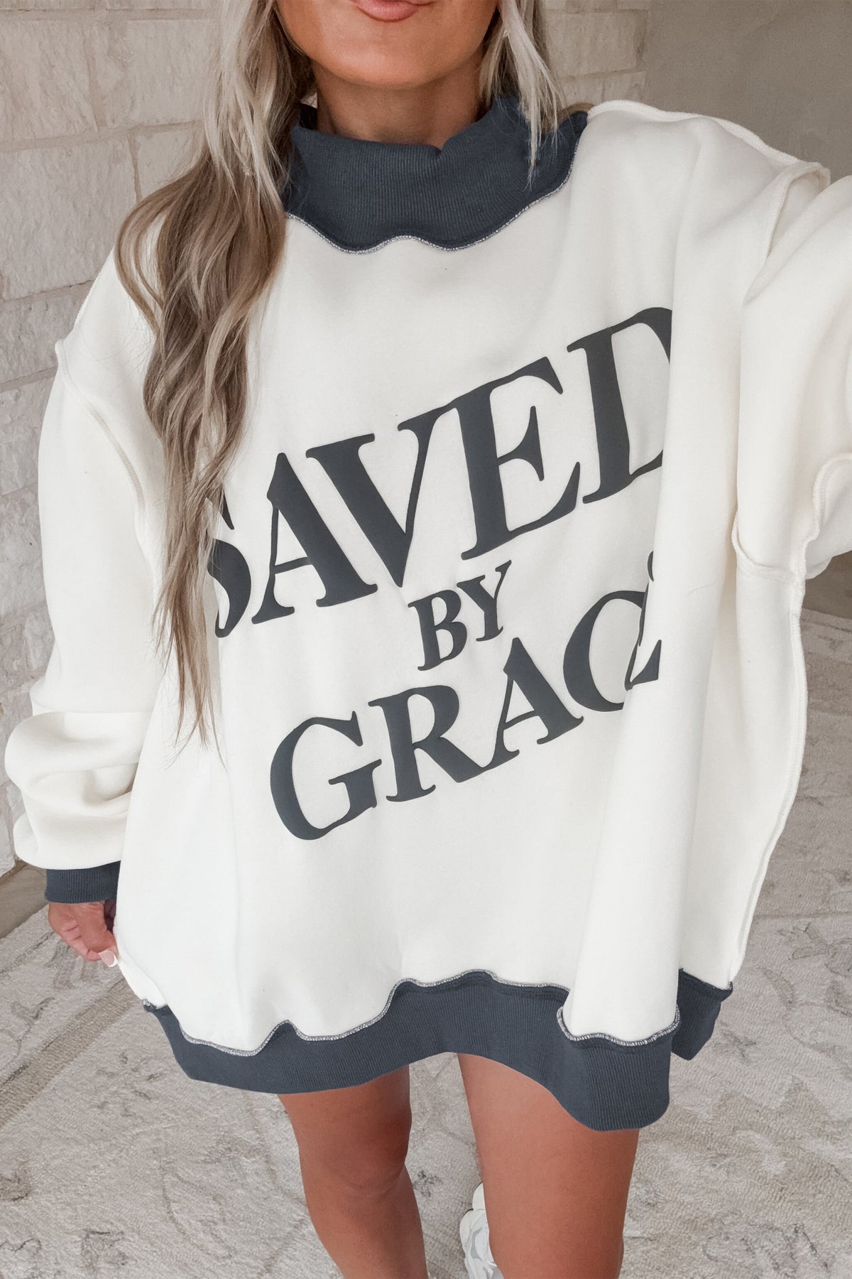 Sudadera oversize con cuello alzado, bloques de color y estampado "Coffee Saved By Grace"