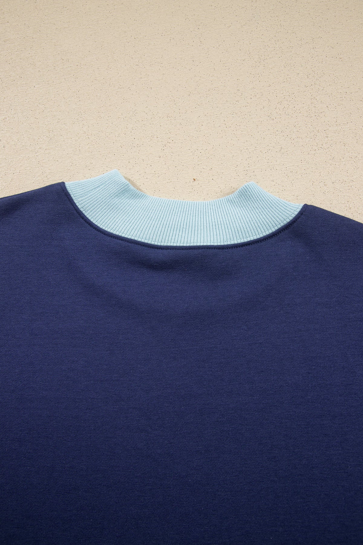 Sudadera de cuello redondo y manga larga en azul sucio con diseño de bloques de color y ribetes