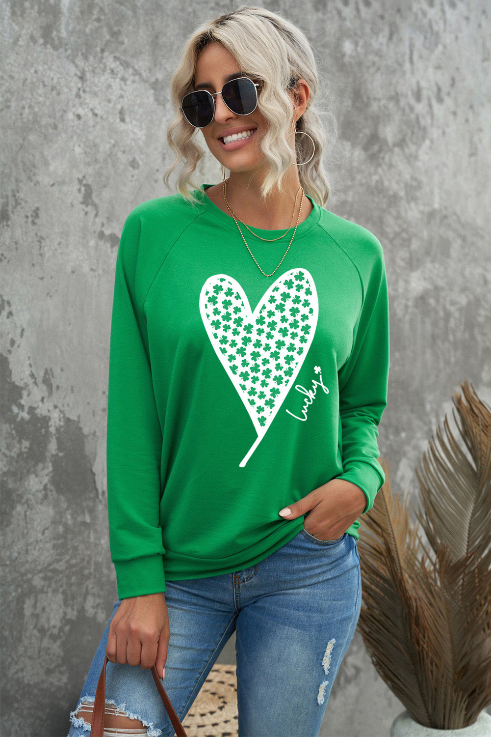 Sudadera de manga raglán con gráfico de corazón y trébol verde de la suerte