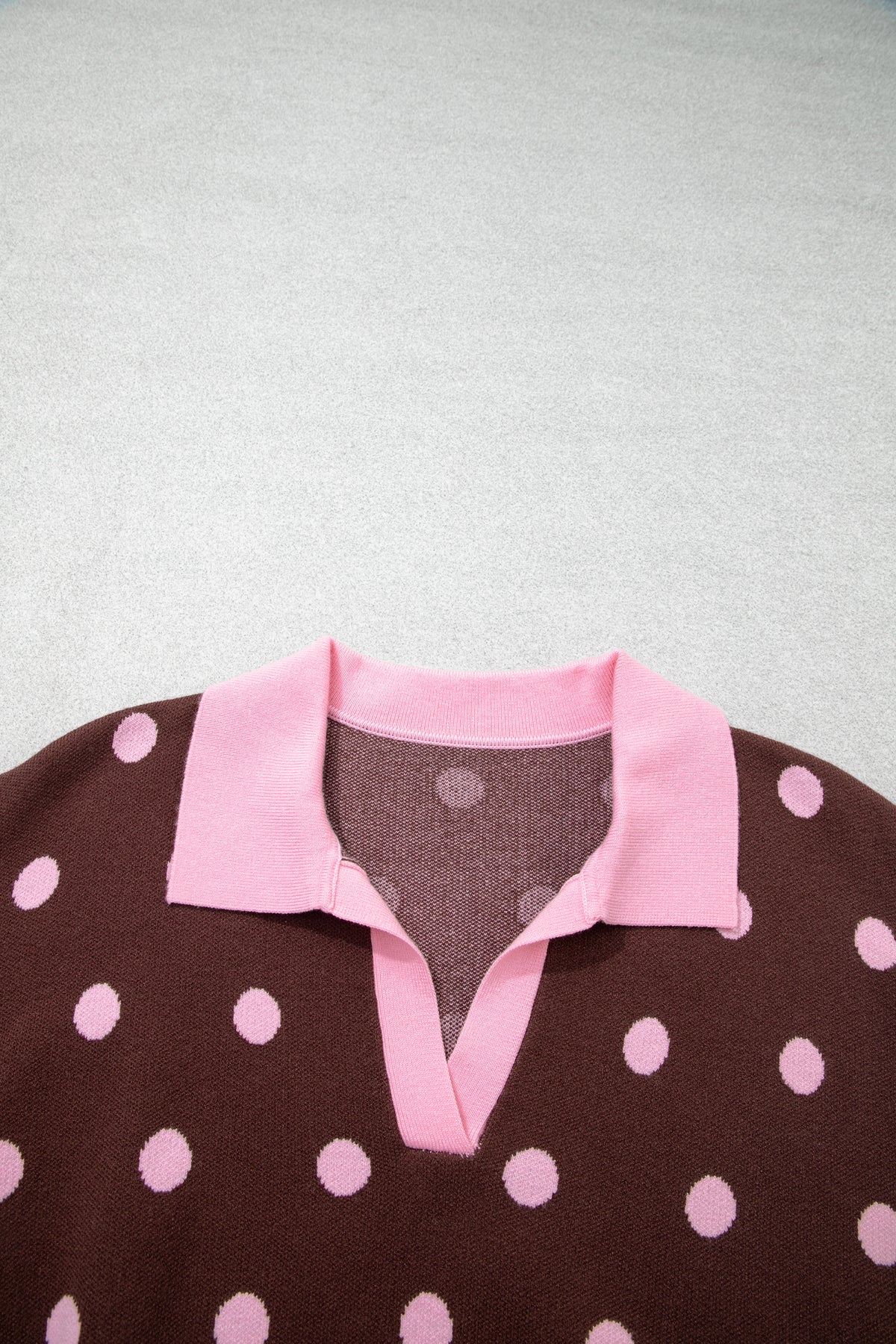 Suéter tipo pulóver holgado con cuello, diseño de bloques de color y estampado de lunares rosas.