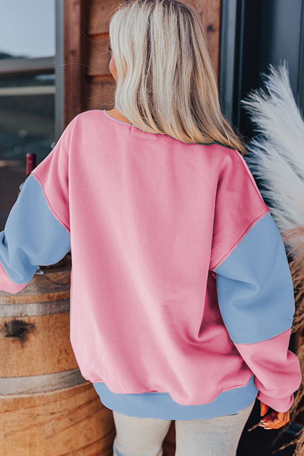 Sudadera azul cielo de estilo patchwork con bloques de color y hombros caídos