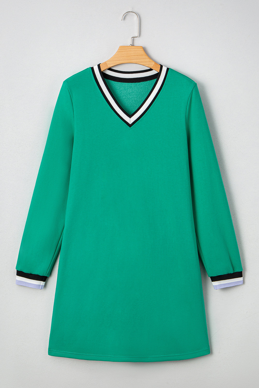 Vestido tipo camiseta de manga larga y cuello en V, color verde menta, estilo universitario con rayas en contraste y bolsillos.