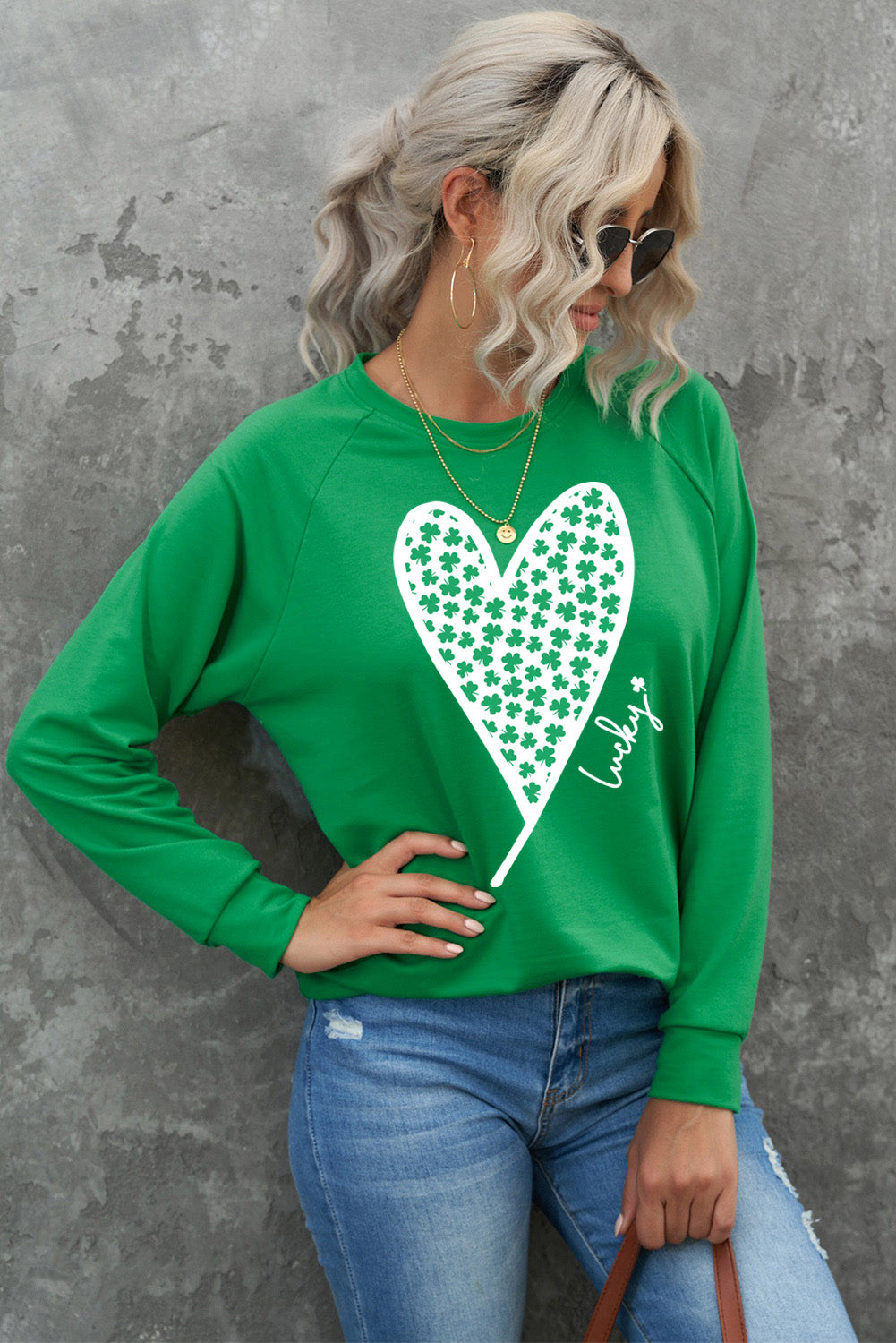 Sudadera de manga raglán con gráfico de corazón y trébol verde de la suerte