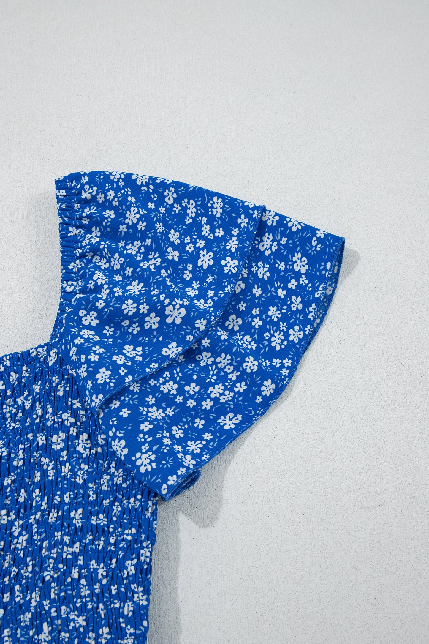 Vestido corto de manga corta con cuello cuadrado fruncido y estampado floral de estilo ditsy azul