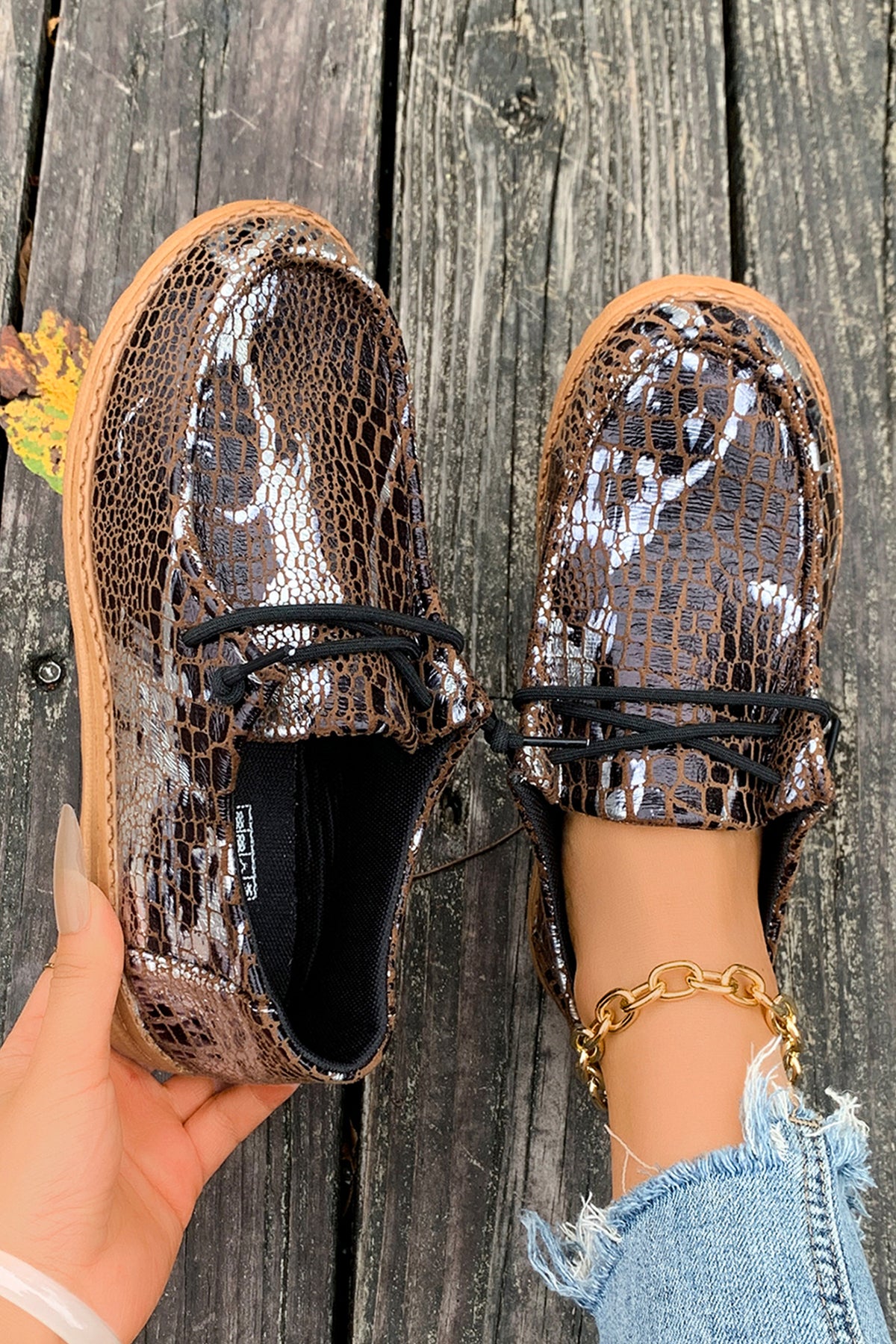 Mocasines cómodos color mostaza con estampado artístico de estilo étnico y detalle de cordones.