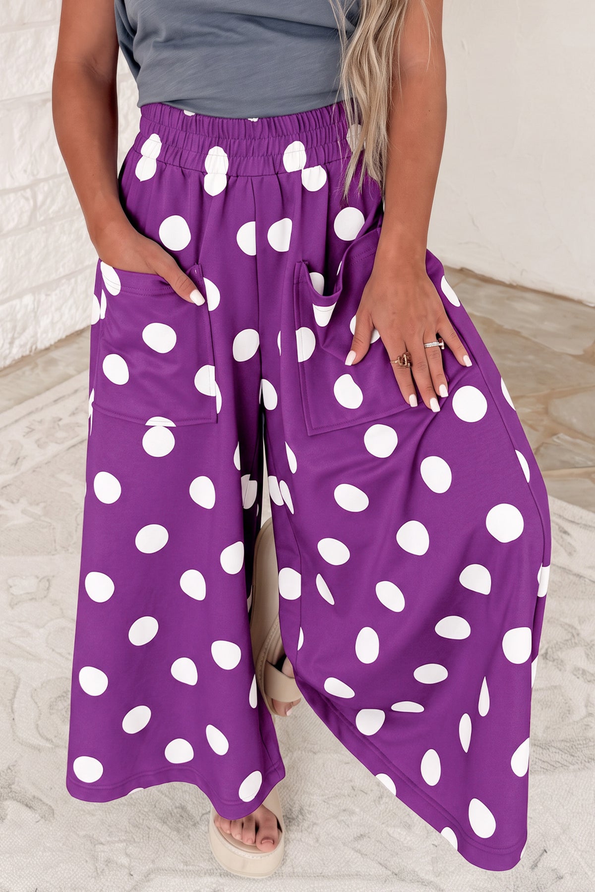 Pantalones informales de pernera ancha, con cintura elástica y estampado de lunares sobre fondo azul