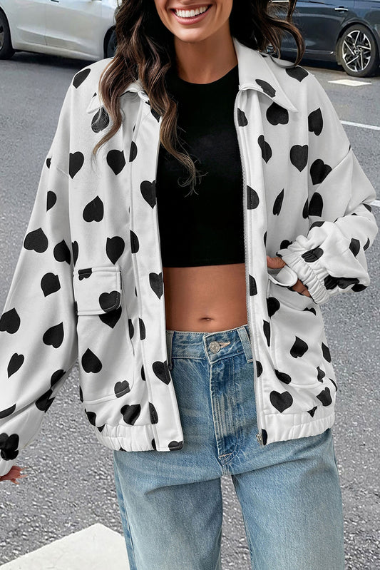 Chaqueta blanca con cremallera, cuello, estampado de corazones y bolsillos de doble solapa