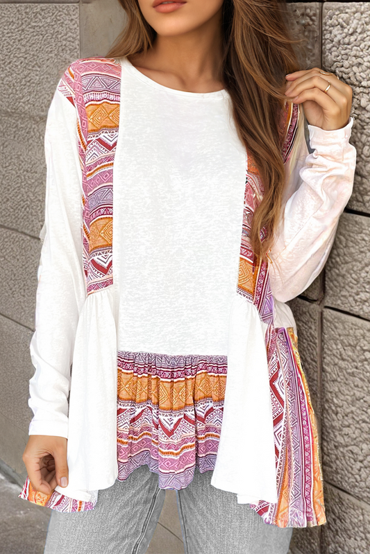 Blusa tipo túnica blanca de manga larga, corte babydoll y estilo occidental, con diseño de retazos (patchwork), estampado azteca y volantes.