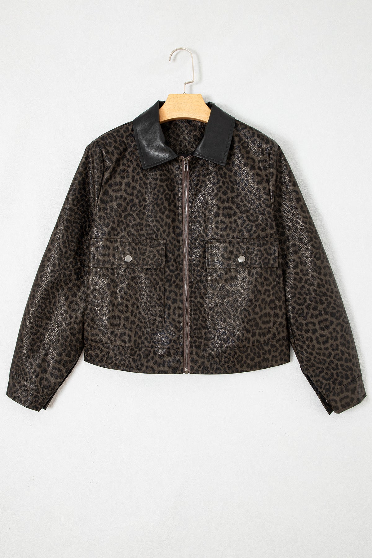 Chaqueta multicolor con estampado de leopardo, diseño en bloques de color, cuello y cierre frontal metálico.