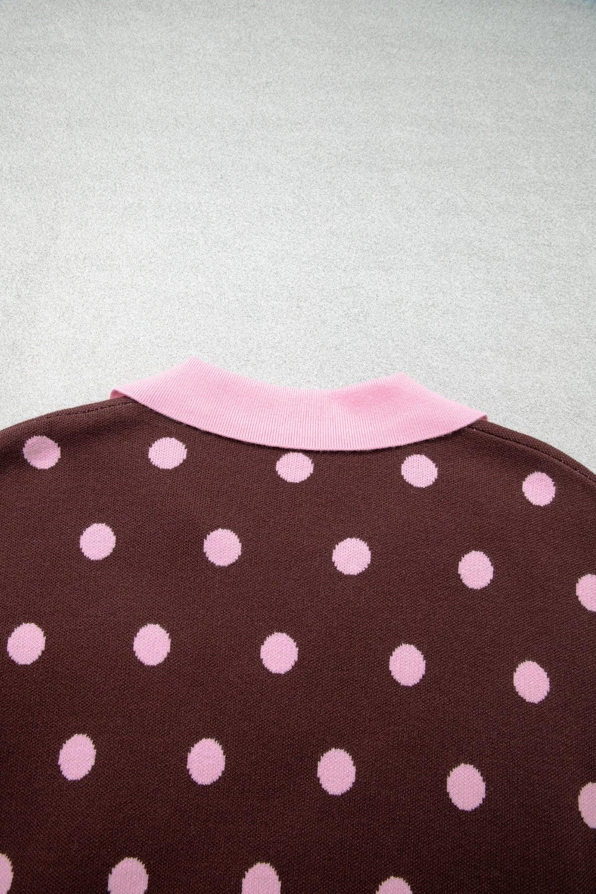 Suéter tipo pulóver holgado con cuello, diseño de bloques de color y estampado de lunares rosas.