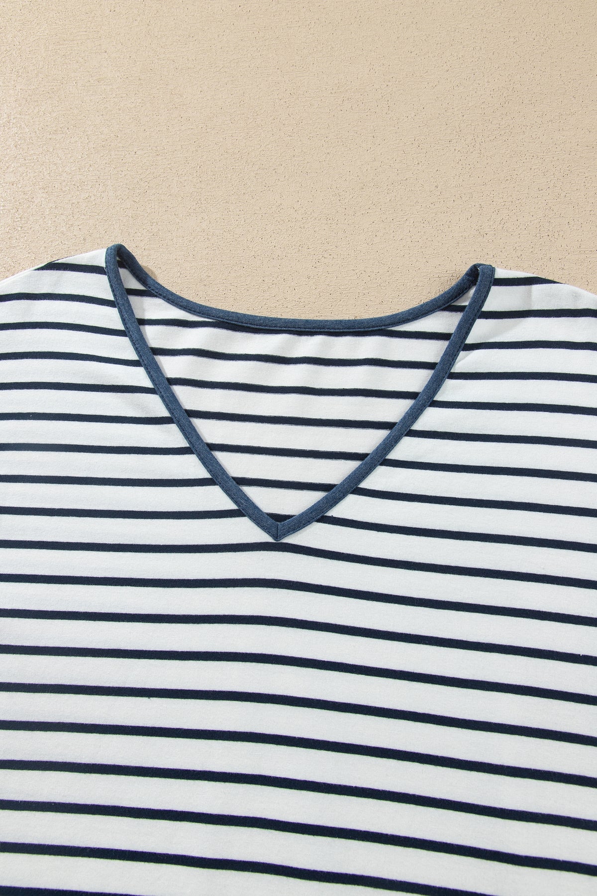 Conjunto de 2 piezas: top de rayas azules con cuello en V y mangas con volantes en contraste, y pantalón con cordón ajustable.