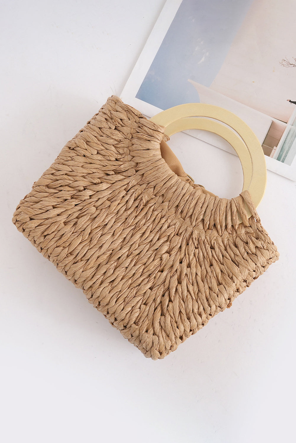 Bolso color camel de estilo retro, tejido en paja y con asa
