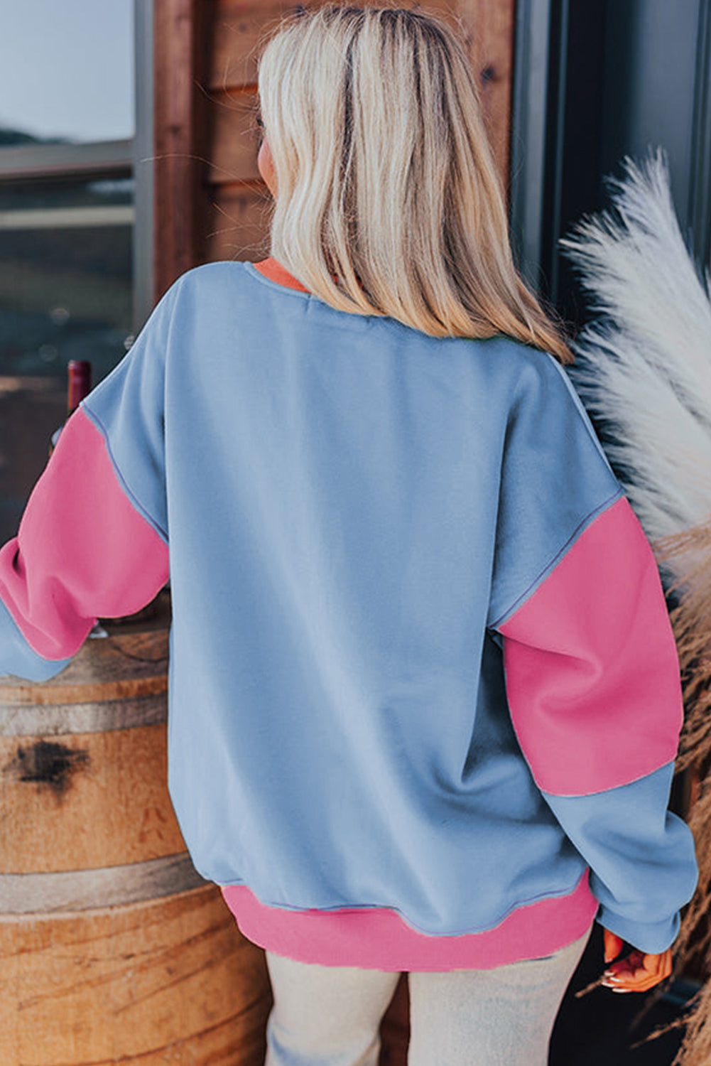 Sudadera azul cielo de estilo patchwork con bloques de color y hombros caídos