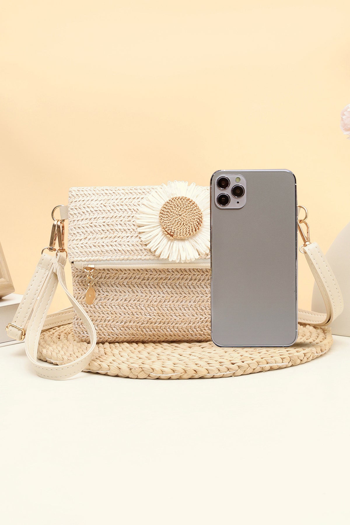 Bolso de hombro tejido en paja con diseño de margarita blanca, cierre de cremallera, diseño plegable y botón magnético.