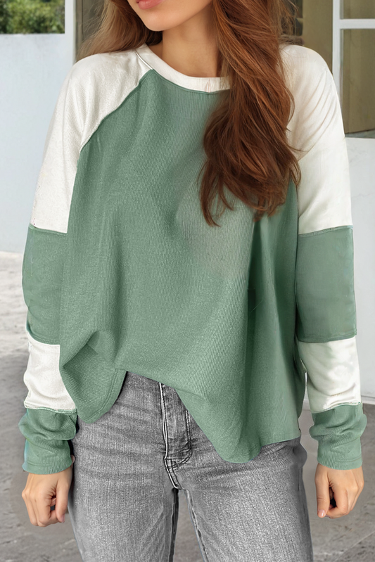 Top de manga larga raglán con diseño de bloques de color, estilo patchwork y textura acanalada, en verde menta.