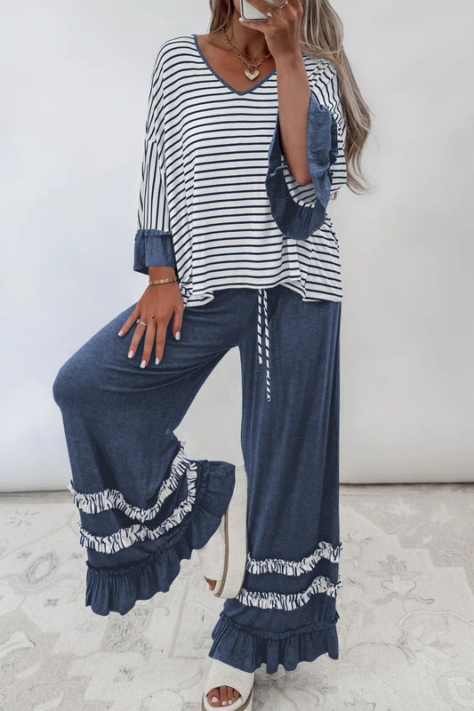 Conjunto de 2 piezas: top de rayas azules con cuello en V y mangas con volantes en contraste, y pantalón con cordón ajustable.