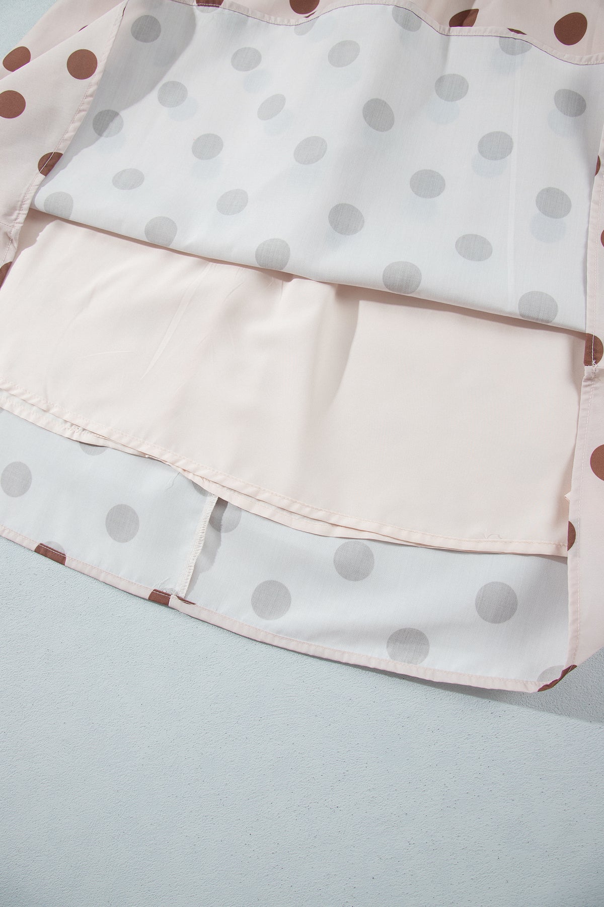 Vestido midi de manga larga con estampado de lunares en color beige
