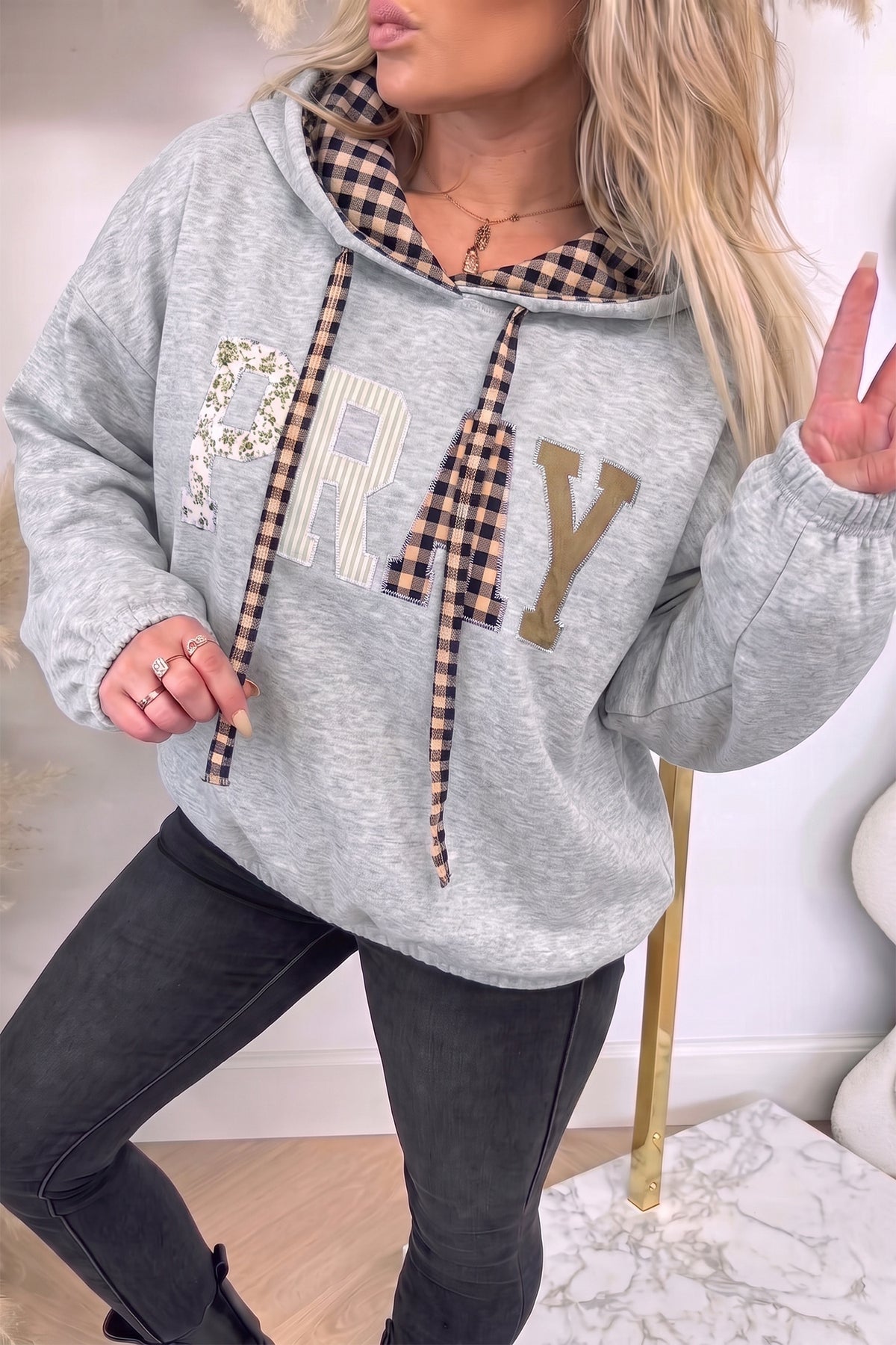 Sudadera con capucha y cordón ajustable en contraste, con estampado de cuadros y gráfico de letras "PRAY"
