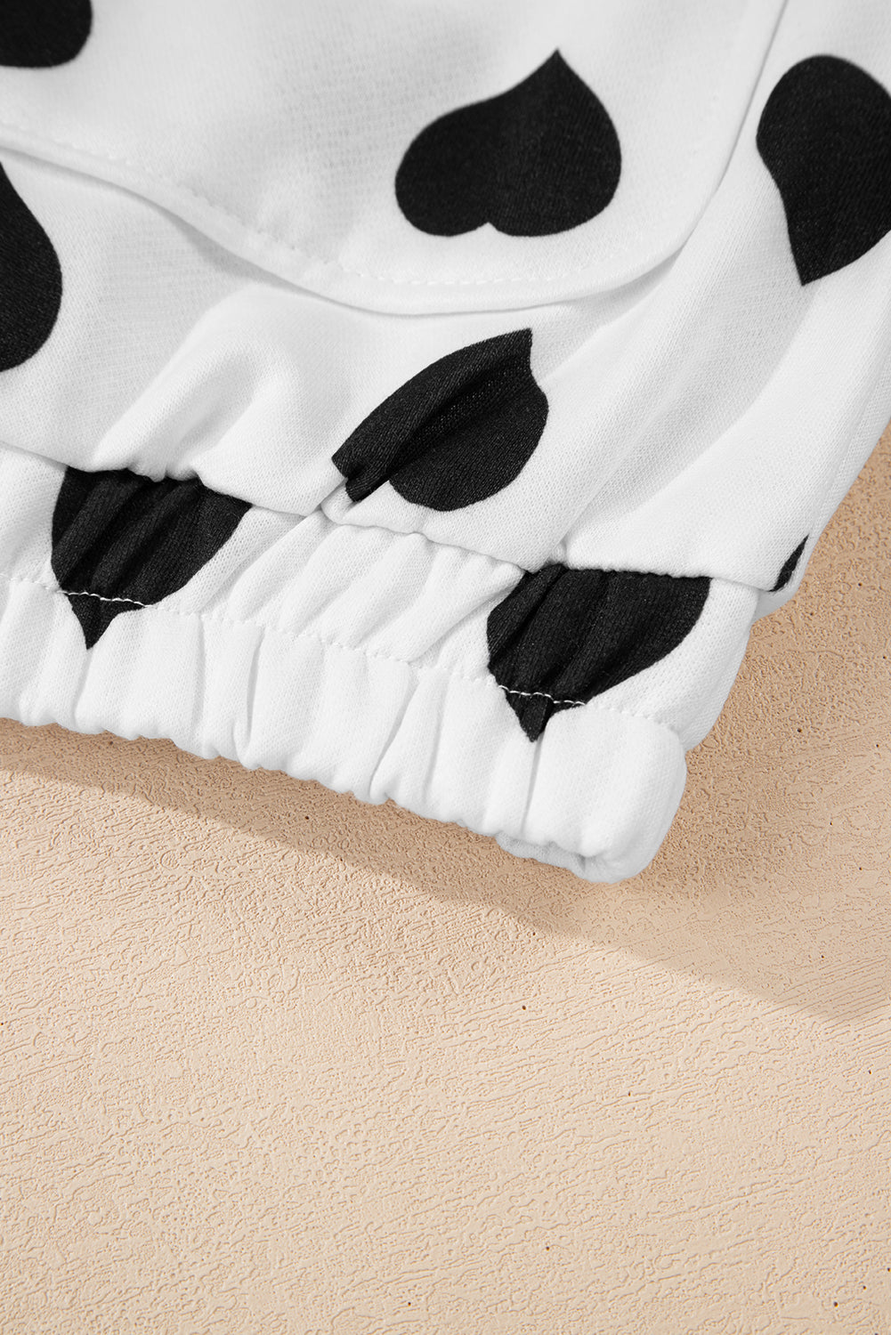 Chaqueta blanca con cremallera, cuello, estampado de corazones y bolsillos de doble solapa