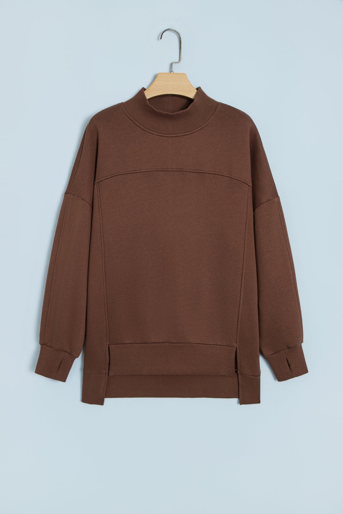 Sudadera tipo túnica de color liso, corte oversize, cuello alto y bajo con aberturas, en color café