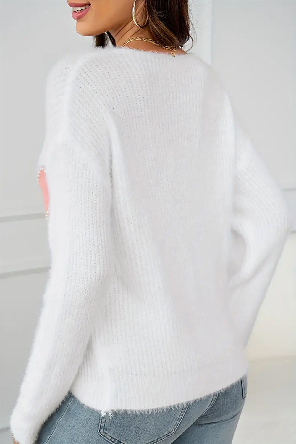 Suéter peludito con cuello en V y diseño de corazón de cuentas de perla blanca