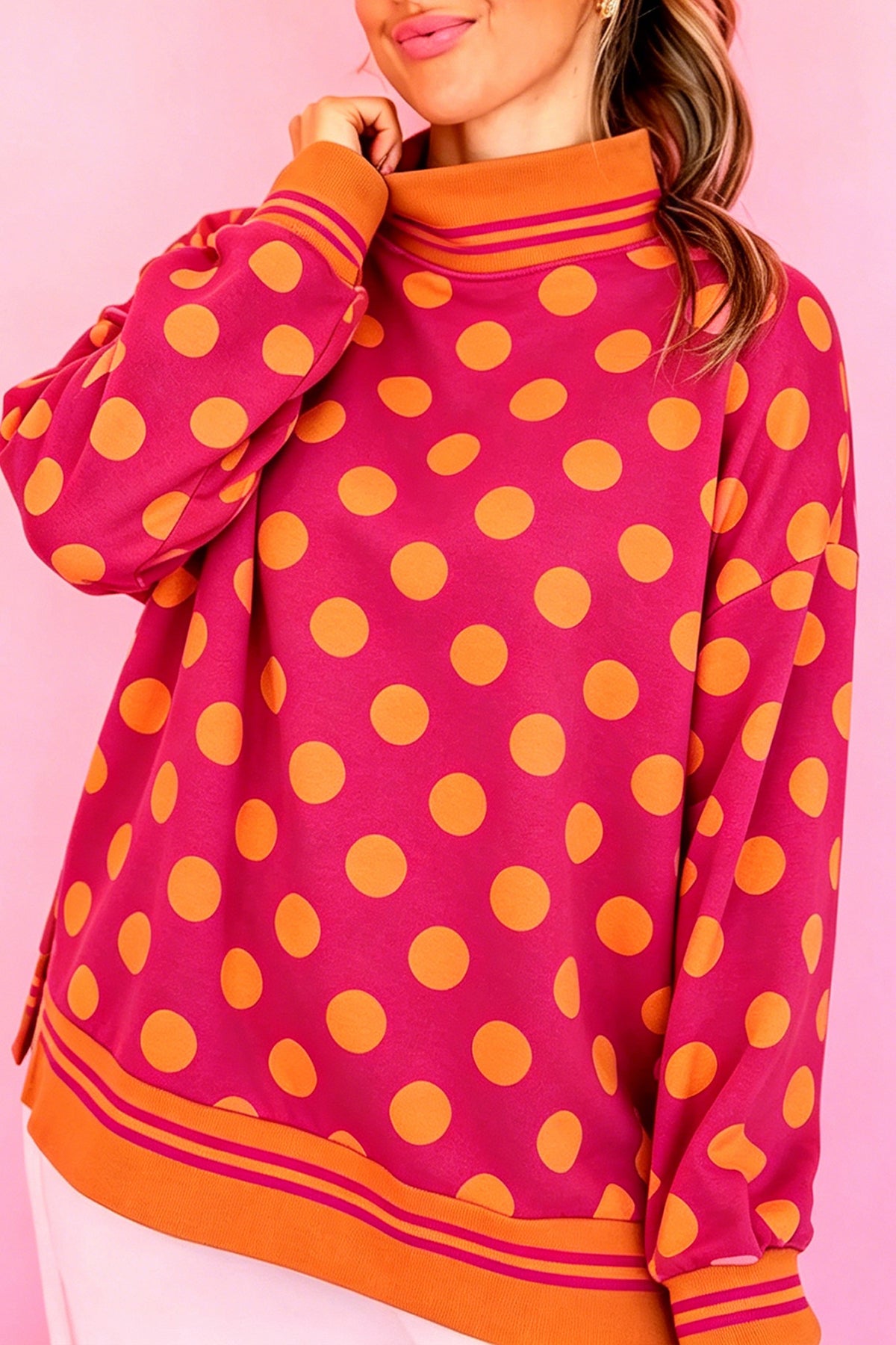 Sudadera rosa con cuello perkins y ribetes a rayas y lunares