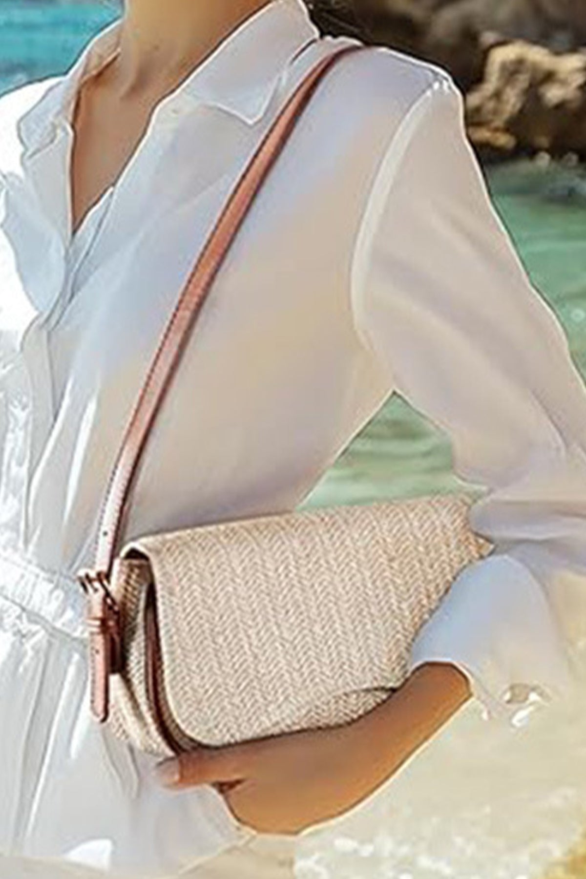 Bolso de hombro de rafia blanca trenzada con detalles en piel sintética
