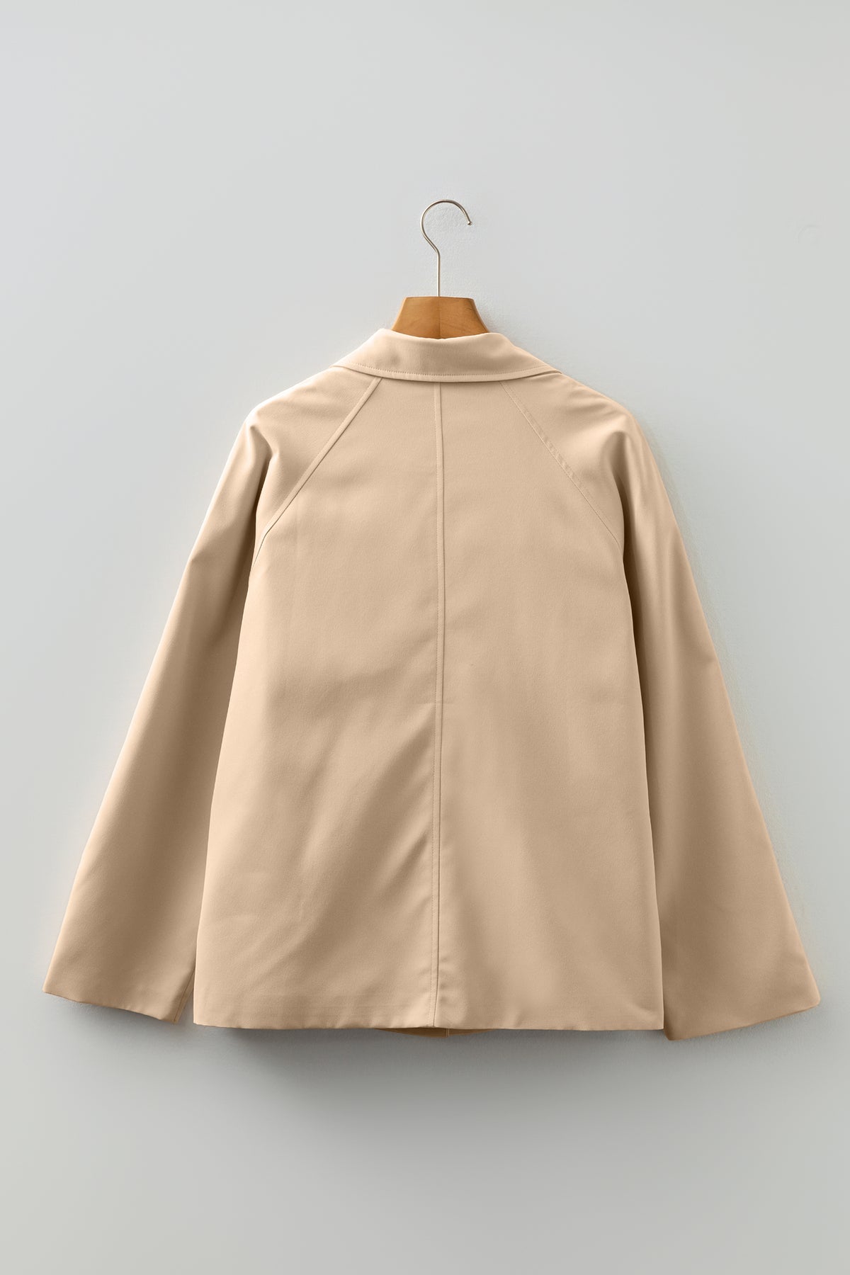 Gabardina de botonadura sencilla con forro de cuadros y diseño de patchwork