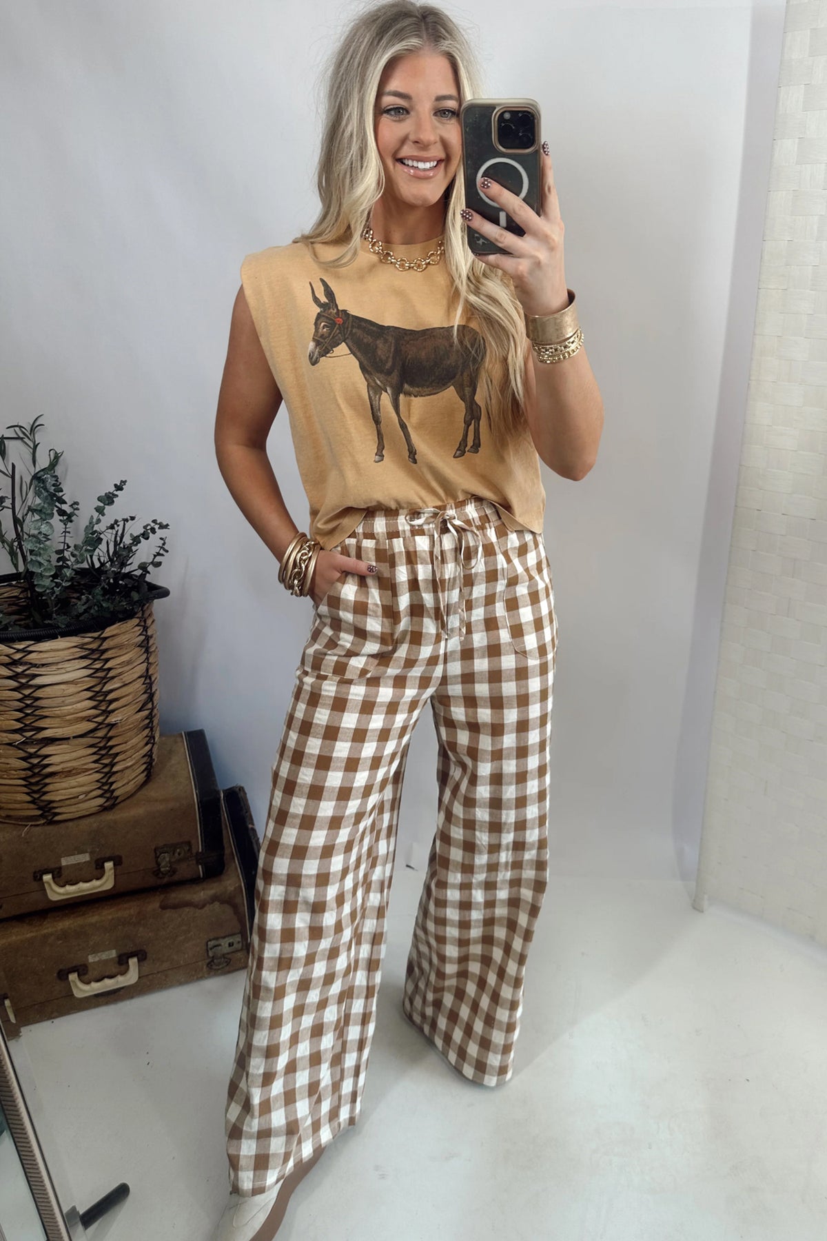 Pantalones rectos de cuadros vichy marrones con cintura elástica y lazo.