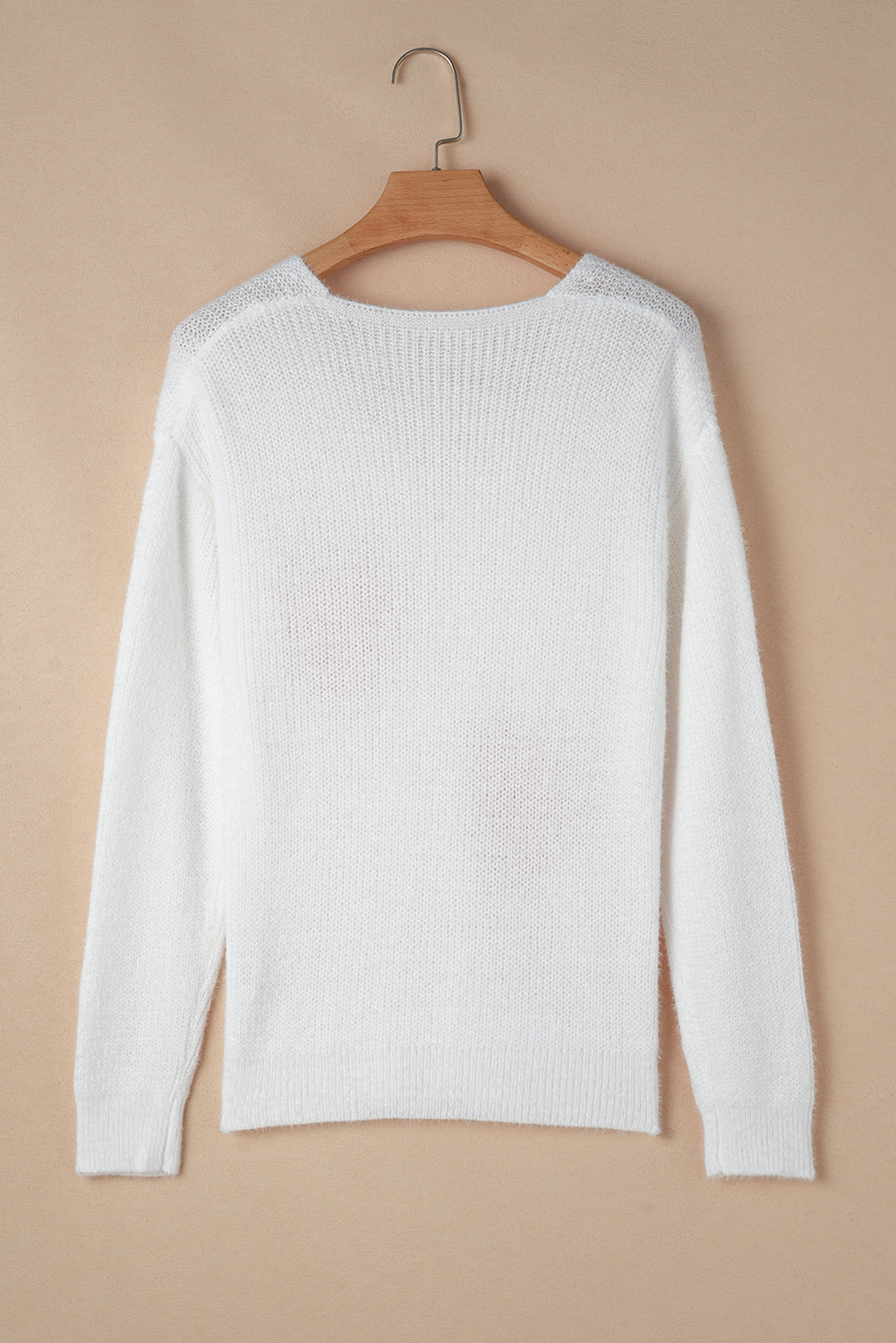 Suéter peludito con cuello en V y diseño de corazón de cuentas de perla blanca