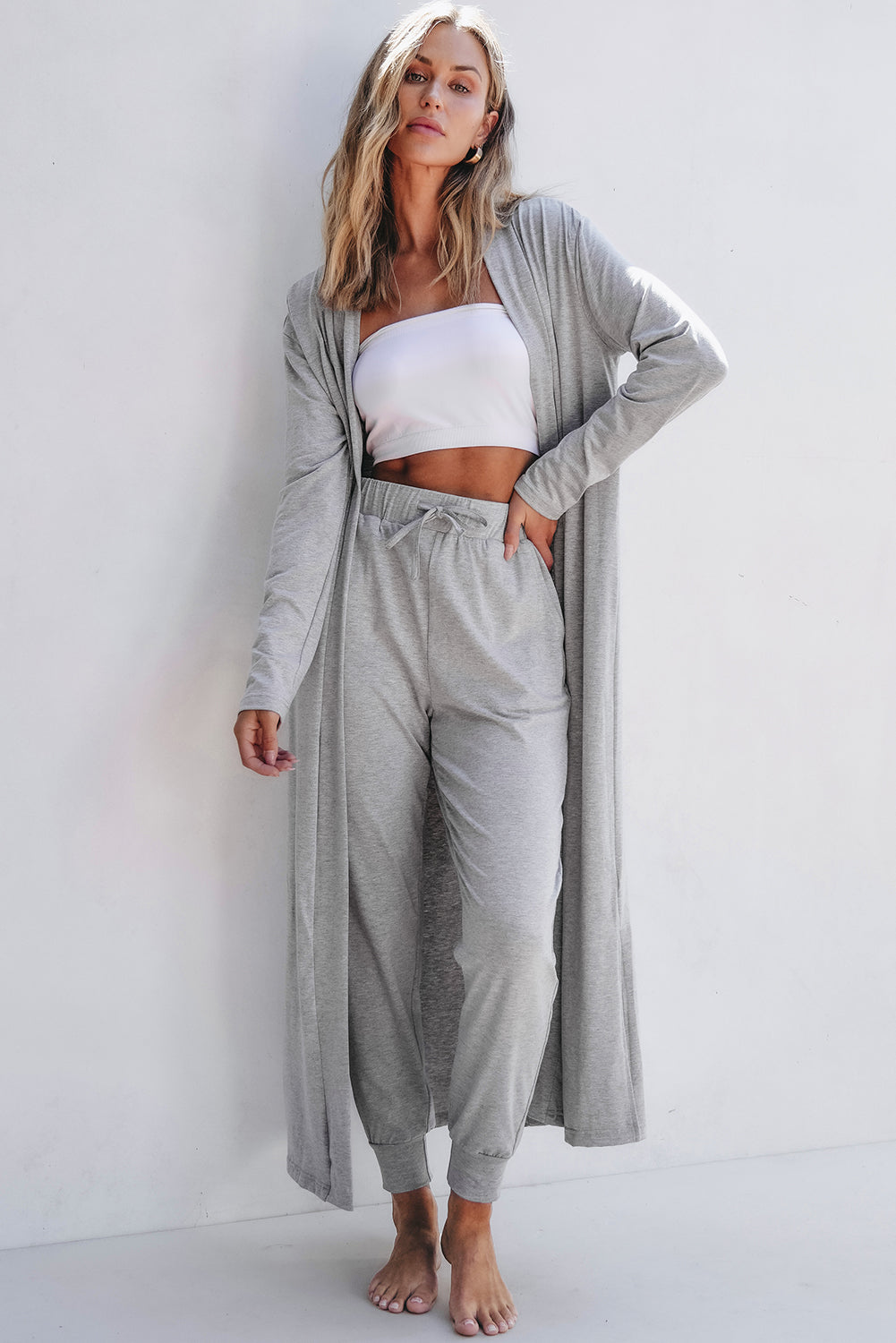 Conjunto de estar por casa: cárdigan largo con aberturas y pantalones ajustados, color pergamino