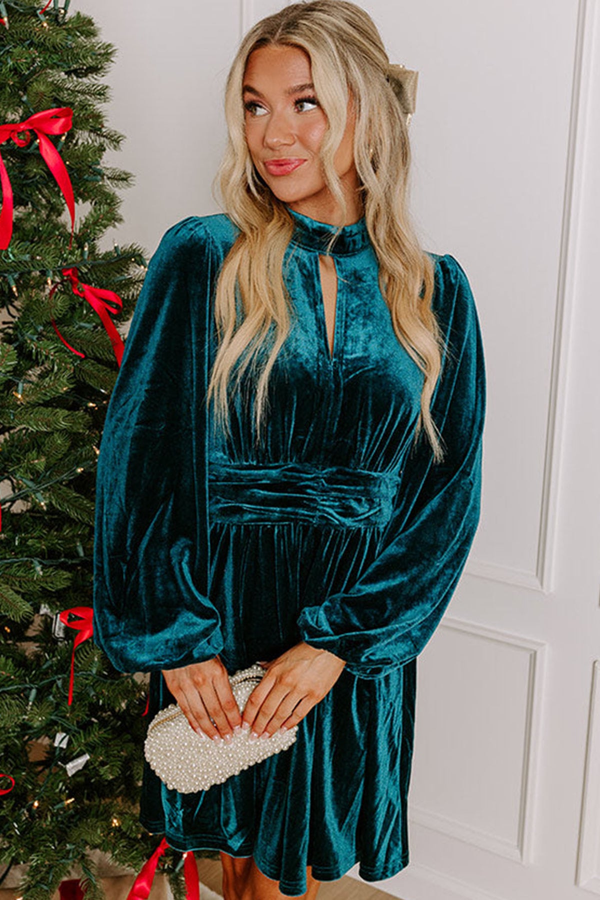 Minivestido de terciopelo de manga larga Skobeloff con cuello alto y abertura tipo lágrima