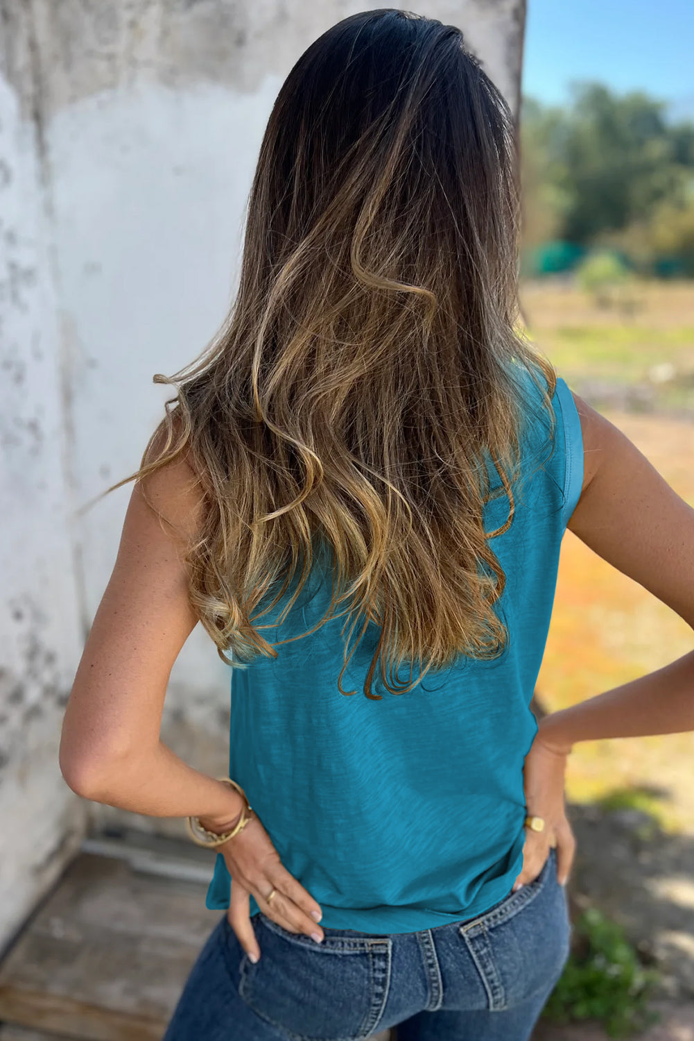 Camiseta sin mangas con cuello redondo y bordes brillantes metalizados en azul pavo real