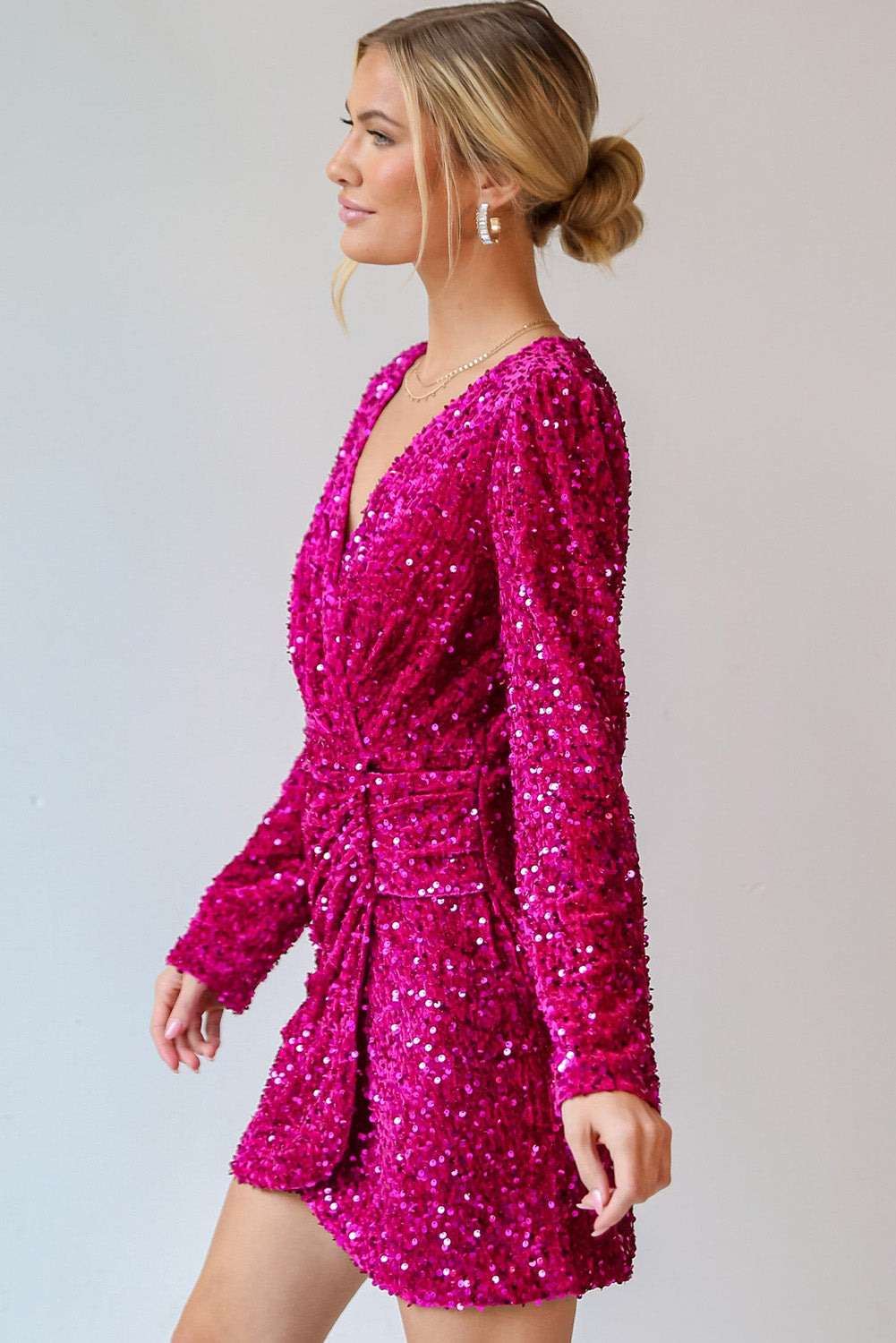 Minivestido cruzado de manga larga y cuello en V, en color rosa Pitaya, con lentejuelas efecto terciopelo
