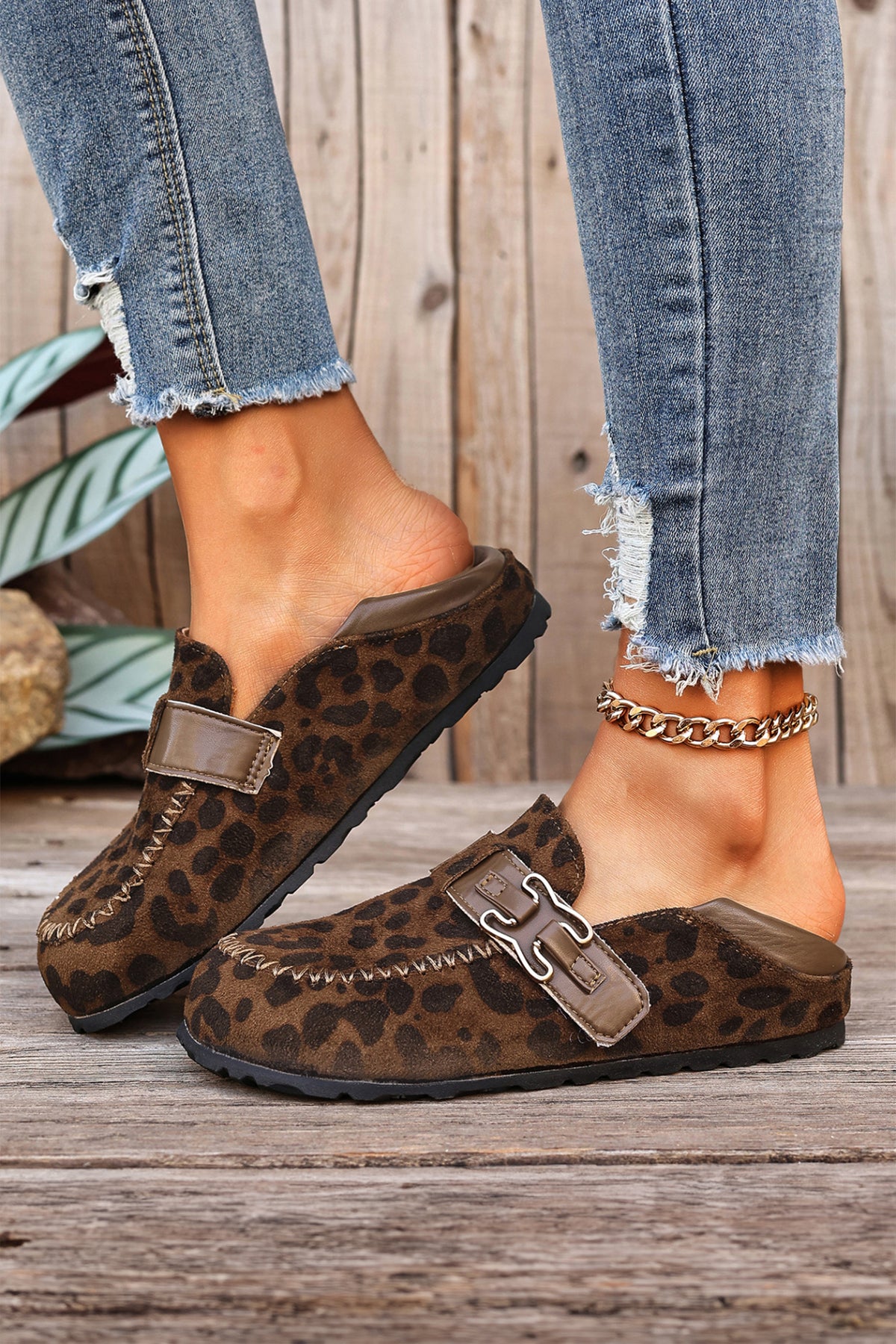 Zapatos tipo slip-on de estilo retro en color café, con diseño de paneles combinados en piel sintética y ante sintético, y detalle de hebilla.
