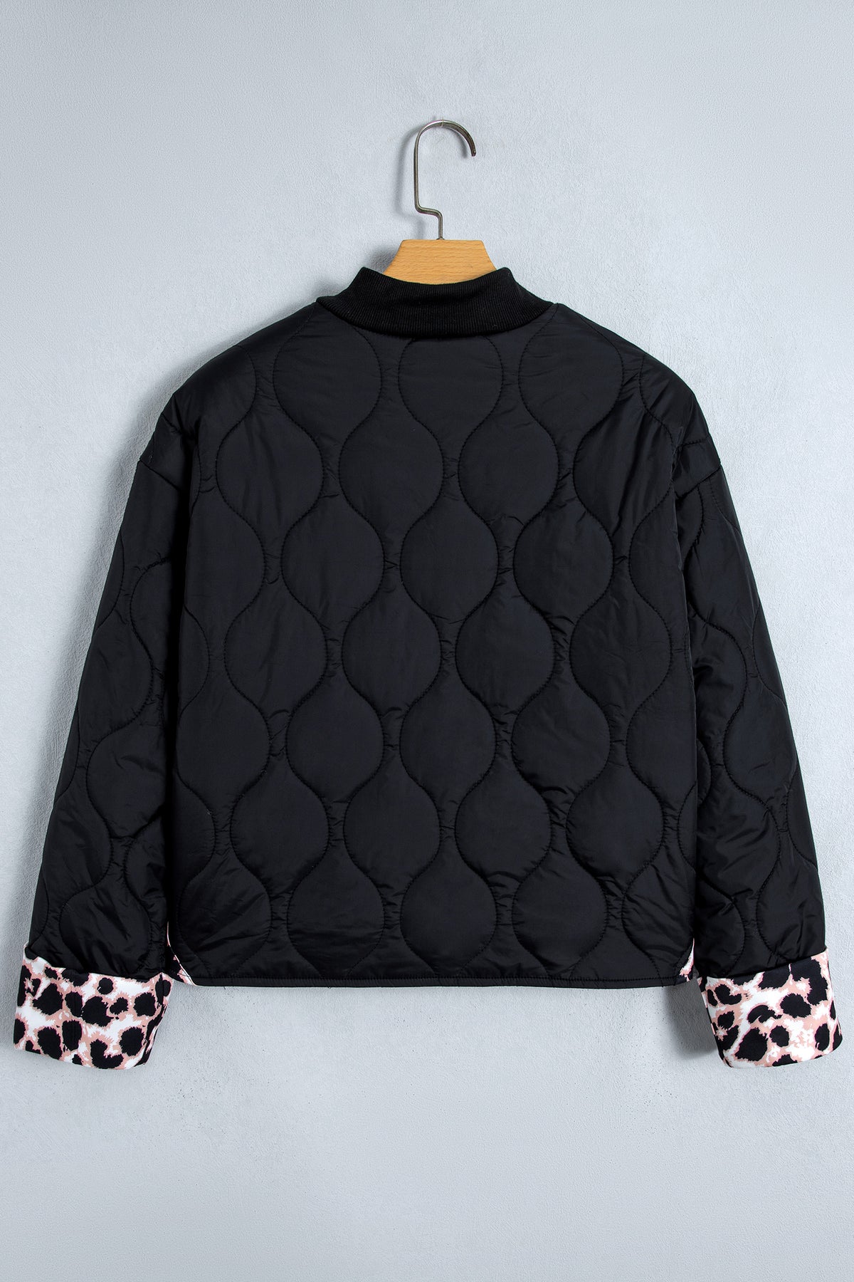 Chaqueta acolchada estilo retro negra con botones y puños con estampado de leopardo