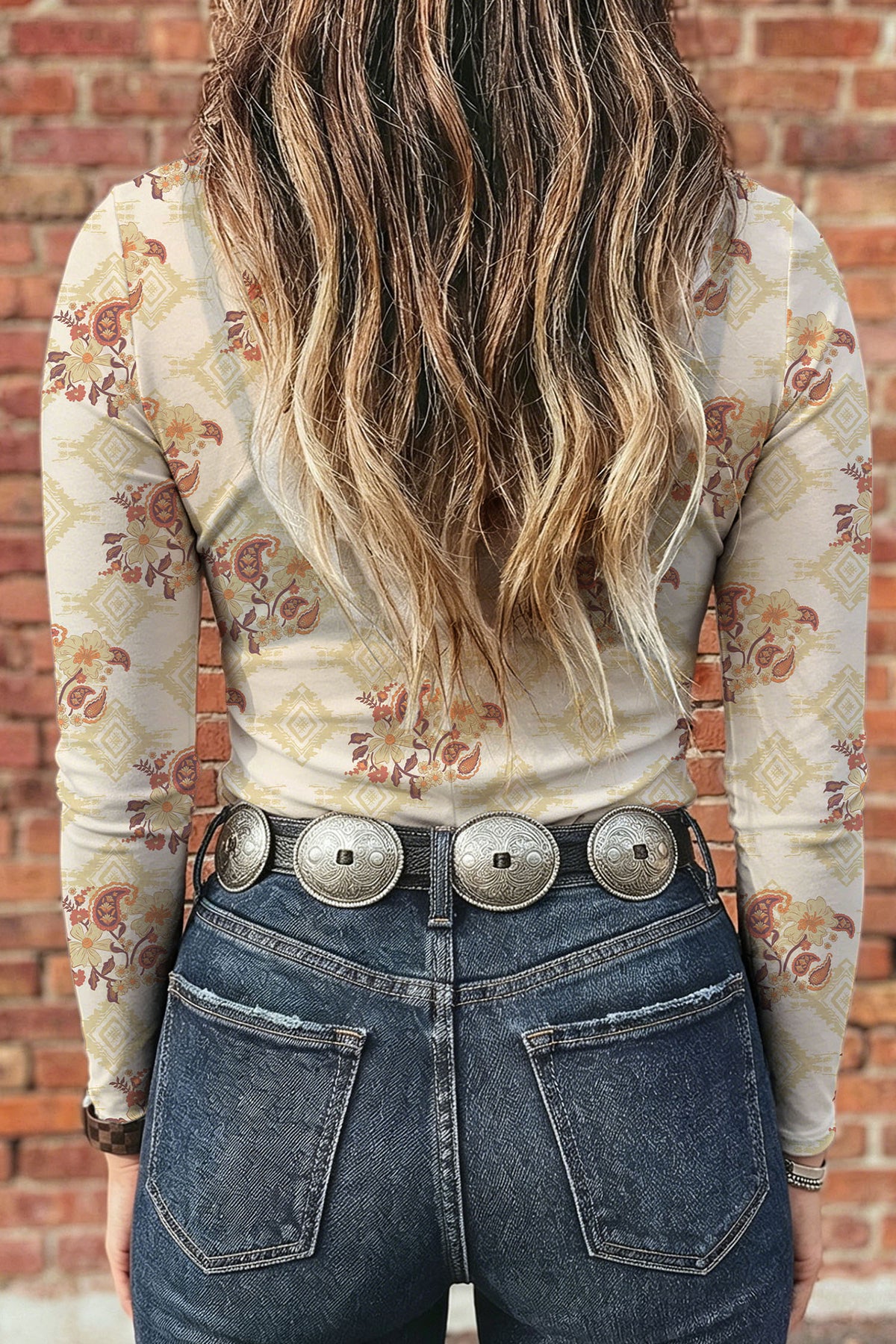 Top de malla de manga larga y cuello perkins, corte entallado, con estampado floral en gris humo