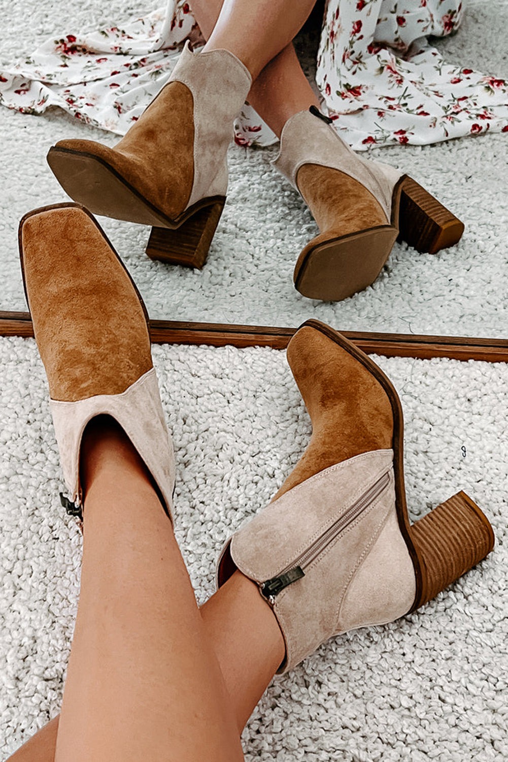 Botas color camel de dos tonos en antelina, con puntera cuadrada y tacón grueso.