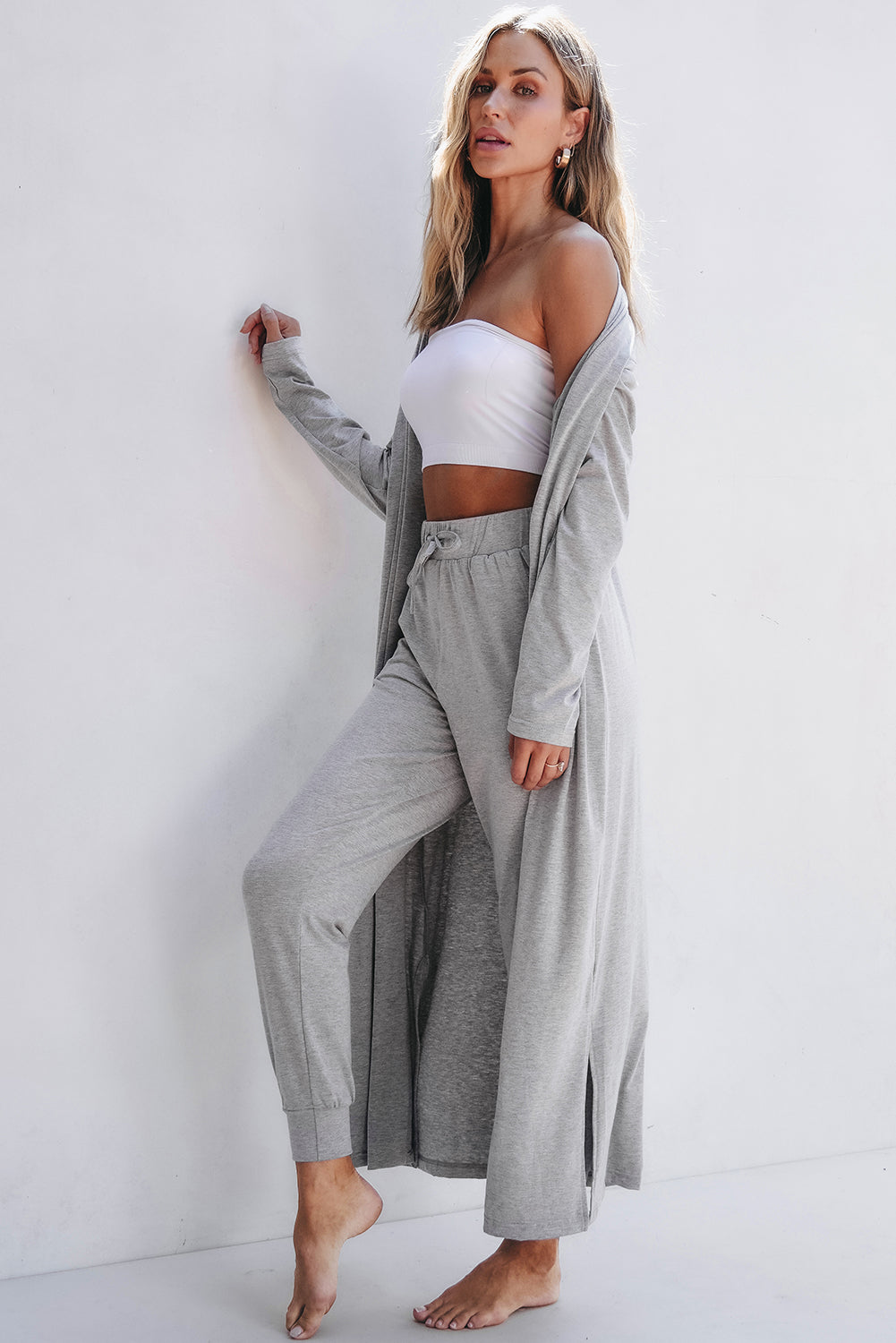 Conjunto de estar por casa: cárdigan largo con aberturas y pantalones ajustados, color pergamino
