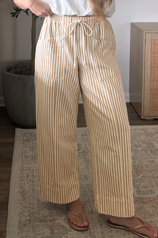 Pantalón largo recto con cordón ajustable y estampado de rayas color albaricoque.